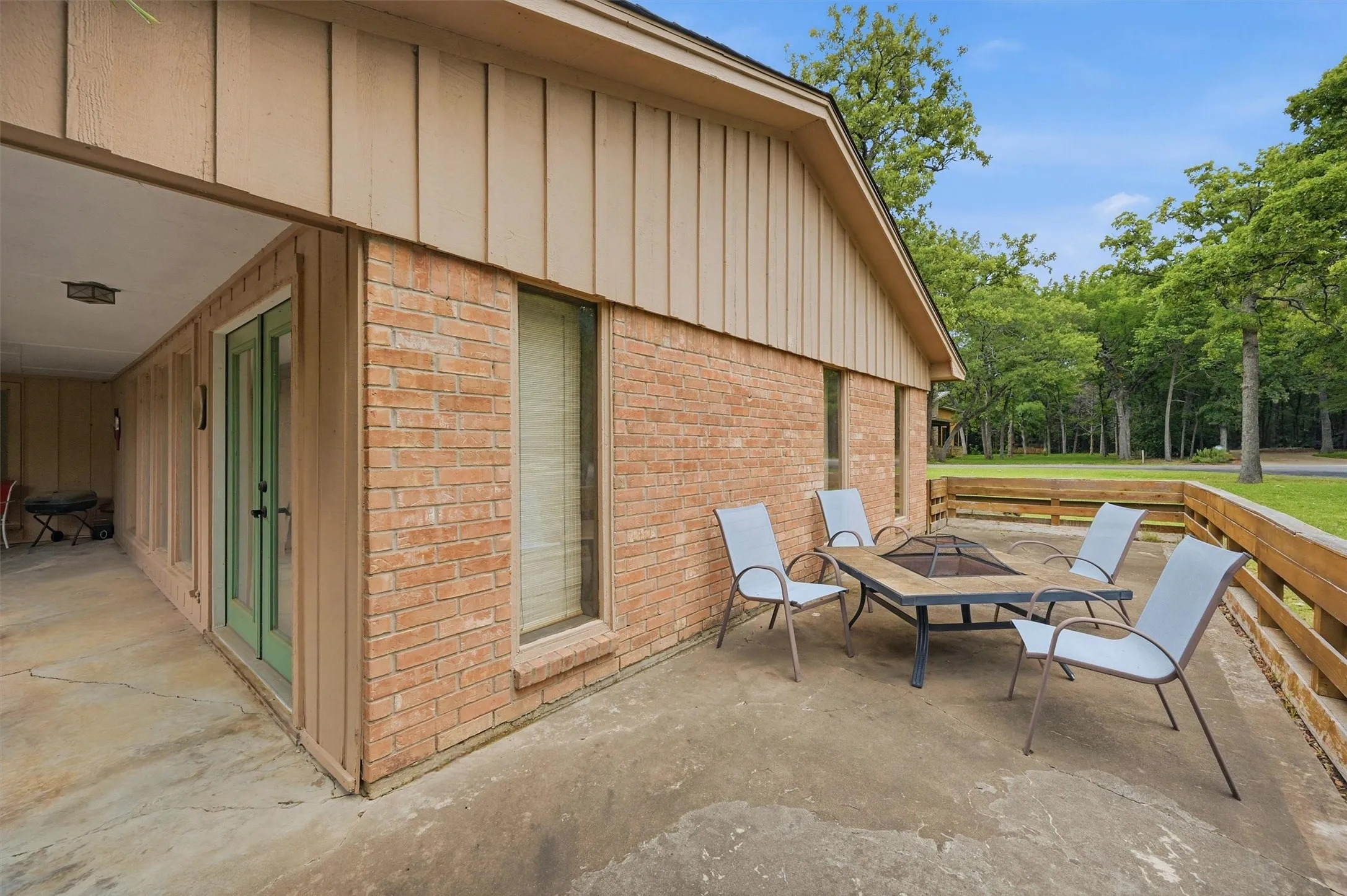Single Family Residence For Sale in Grayson County , 372 Lakepoint Loop, Pottsboro, Texas 75076, 3 Bedroom, 2 Bathroom, Garage spaces, 2,664 Sqft, built in 1973, mls#21261639, Real Estate Agent in Pottsboro, Homes For Sale in Grayson county, Homes For Sale in Pottsboro, Realtor in Pottsboro Texas, Real Estate Brokerage Independent Realty Texas, Luminita Cordes Realtor