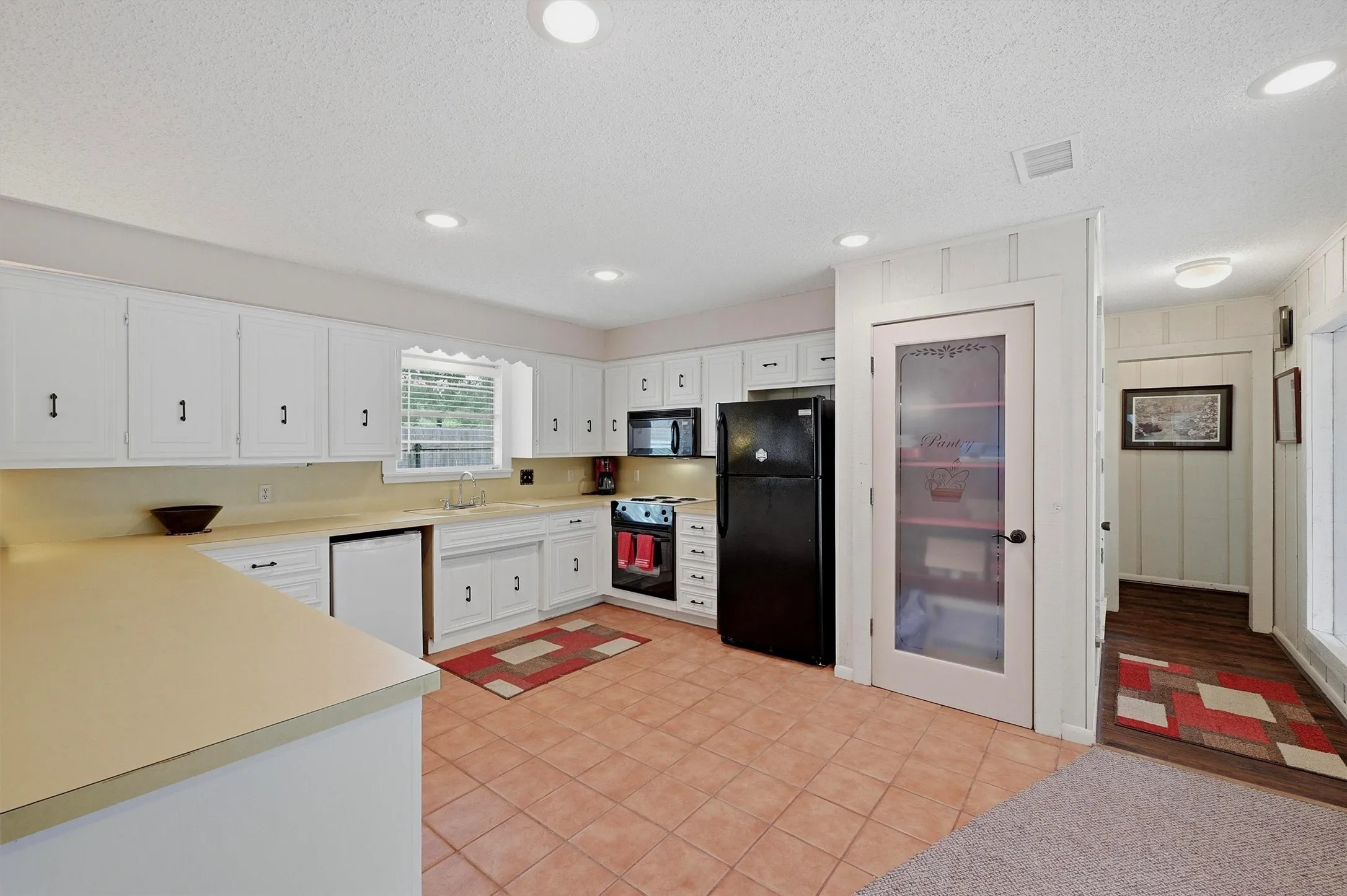 Single Family Residence For Sale in Grayson County , 372 Lakepoint Loop, Pottsboro, Texas 75076, 3 Bedroom, 2 Bathroom, Garage spaces, 2,664 Sqft, built in 1973, mls#21261639, Real Estate Agent in Pottsboro, Homes For Sale in Grayson county, Homes For Sale in Pottsboro, Realtor in Pottsboro Texas, Real Estate Brokerage Independent Realty Texas, Luminita Cordes Realtor