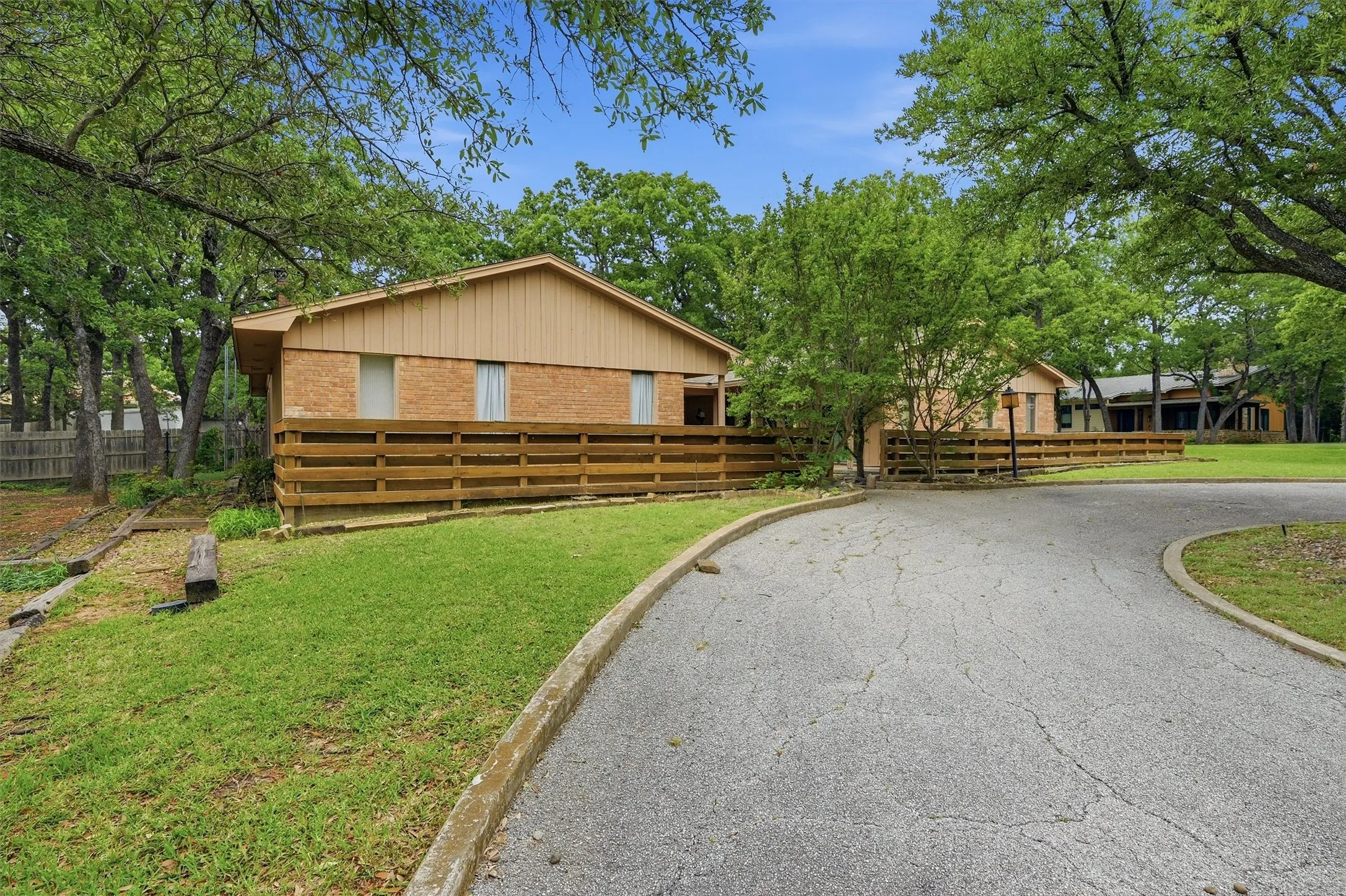Single Family Residence For Sale in Grayson County , 372 Lakepoint Loop, Pottsboro, Texas 75076, 3 Bedroom, 2 Bathroom, Garage spaces, 2,664 Sqft, built in 1973, mls#21261639, Real Estate Agent in Pottsboro, Homes For Sale in Grayson county, Homes For Sale in Pottsboro, Realtor in Pottsboro Texas, Real Estate Brokerage Independent Realty Texas, Luminita Cordes Realtor