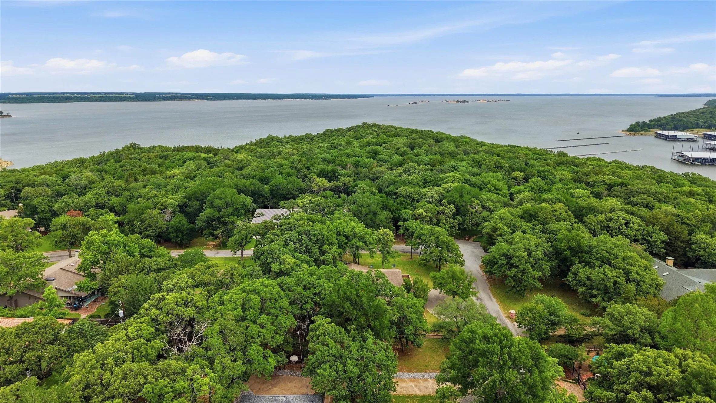 Single Family Residence For Sale in Grayson County , 372 Lakepoint Loop, Pottsboro, Texas 75076, 3 Bedroom, 2 Bathroom, Garage spaces, 2,664 Sqft, built in 1973, mls#21261639, Real Estate Agent in Pottsboro, Homes For Sale in Grayson county, Homes For Sale in Pottsboro, Realtor in Pottsboro Texas, Real Estate Brokerage Independent Realty Texas, Luminita Cordes Realtor