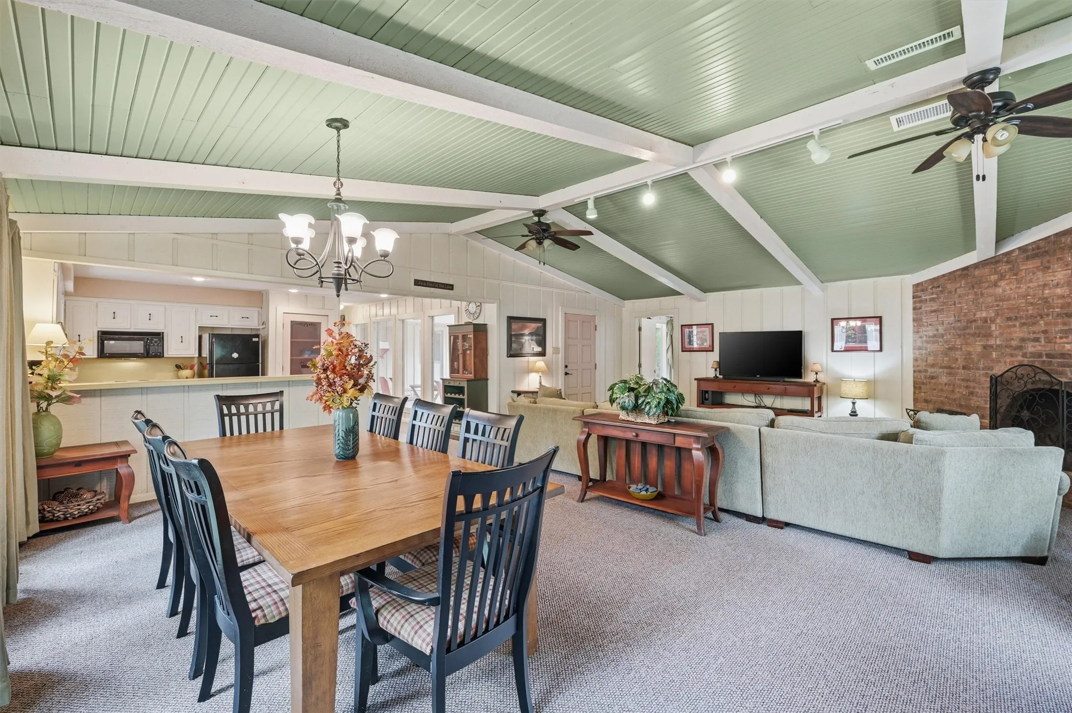 Single Family Residence For Sale in Grayson County , 372 Lakepoint Loop, Pottsboro, Texas 75076, 3 Bedroom, 2 Bathroom, Garage spaces, 2,664 Sqft, built in 1973, mls#21261639, Real Estate Agent in Pottsboro, Homes For Sale in Grayson county, Homes For Sale in Pottsboro, Realtor in Pottsboro Texas, Real Estate Brokerage Independent Realty Texas, Luminita Cordes Realtor