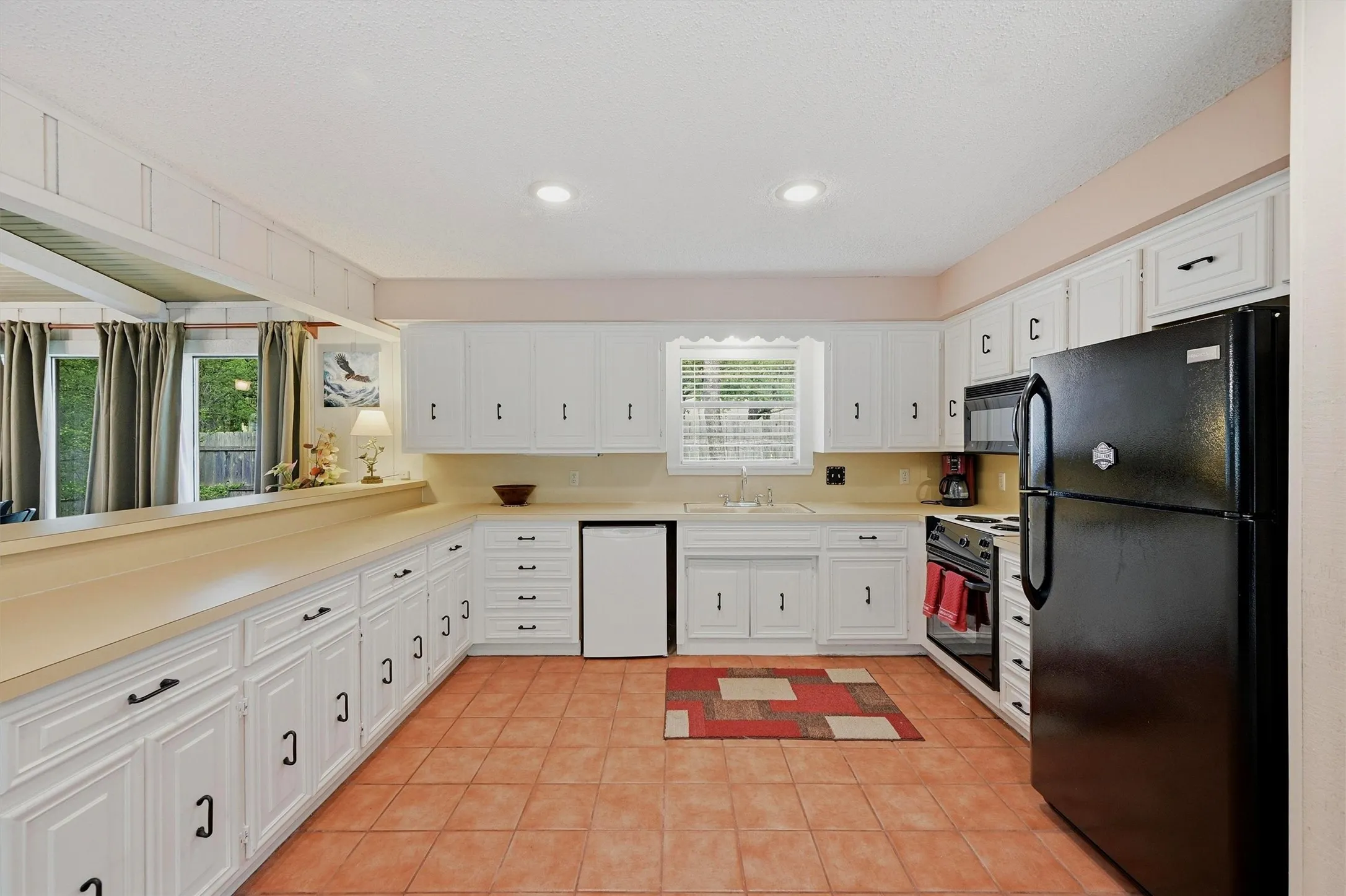 Single Family Residence For Sale in Grayson County , 372 Lakepoint Loop, Pottsboro, Texas 75076, 3 Bedroom, 2 Bathroom, Garage spaces, 2,664 Sqft, built in 1973, mls#21261639, Real Estate Agent in Pottsboro, Homes For Sale in Grayson county, Homes For Sale in Pottsboro, Realtor in Pottsboro Texas, Real Estate Brokerage Independent Realty Texas, Luminita Cordes Realtor