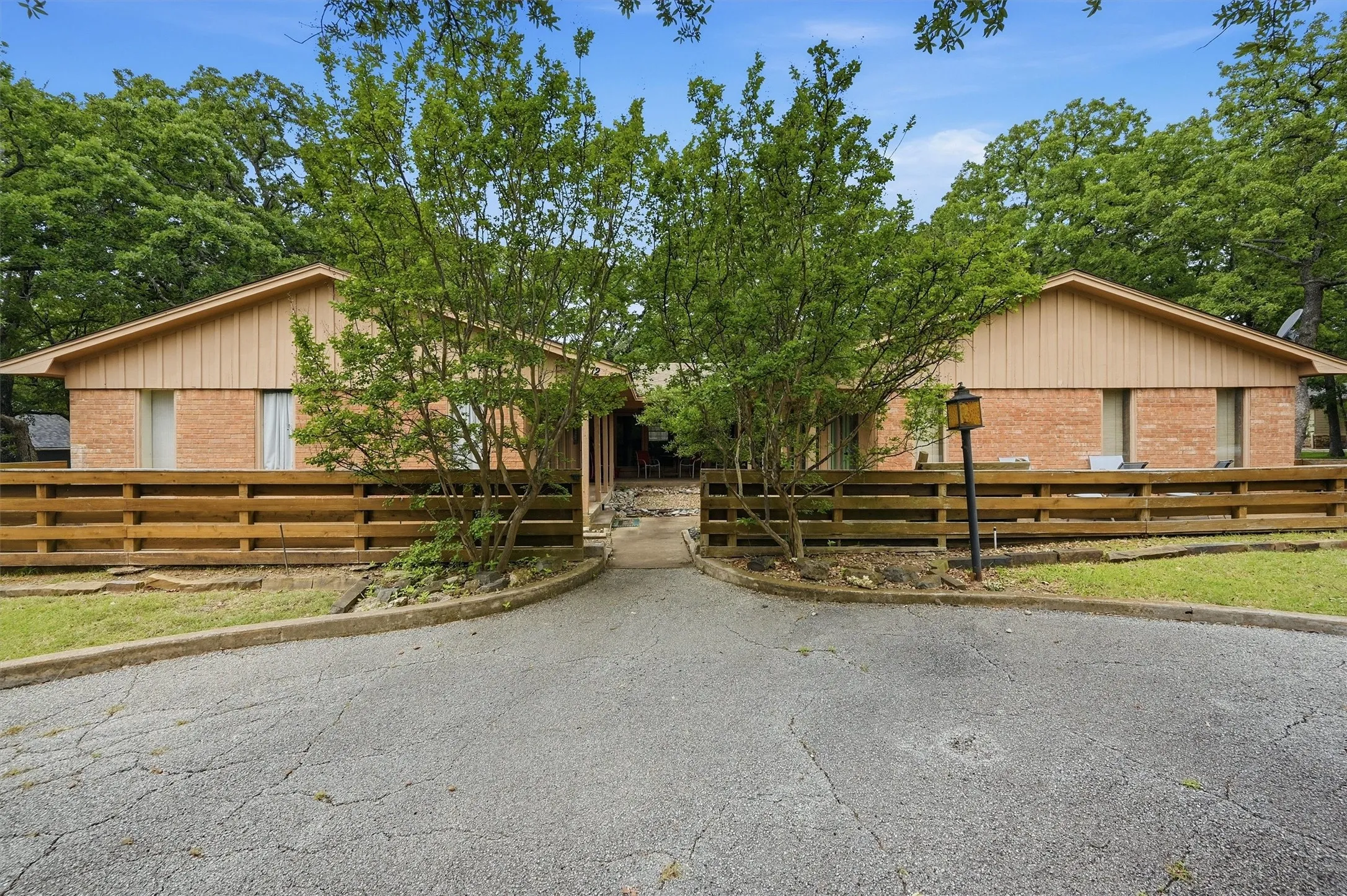 Single Family Residence For Sale in Grayson County , 372 Lakepoint Loop, Pottsboro, Texas 75076, 3 Bedroom, 2 Bathroom, Garage spaces, 2,664 Sqft, built in 1973, mls#21261639, Real Estate Agent in Pottsboro, Homes For Sale in Grayson county, Homes For Sale in Pottsboro, Realtor in Pottsboro Texas, Real Estate Brokerage Independent Realty Texas, Luminita Cordes Realtor