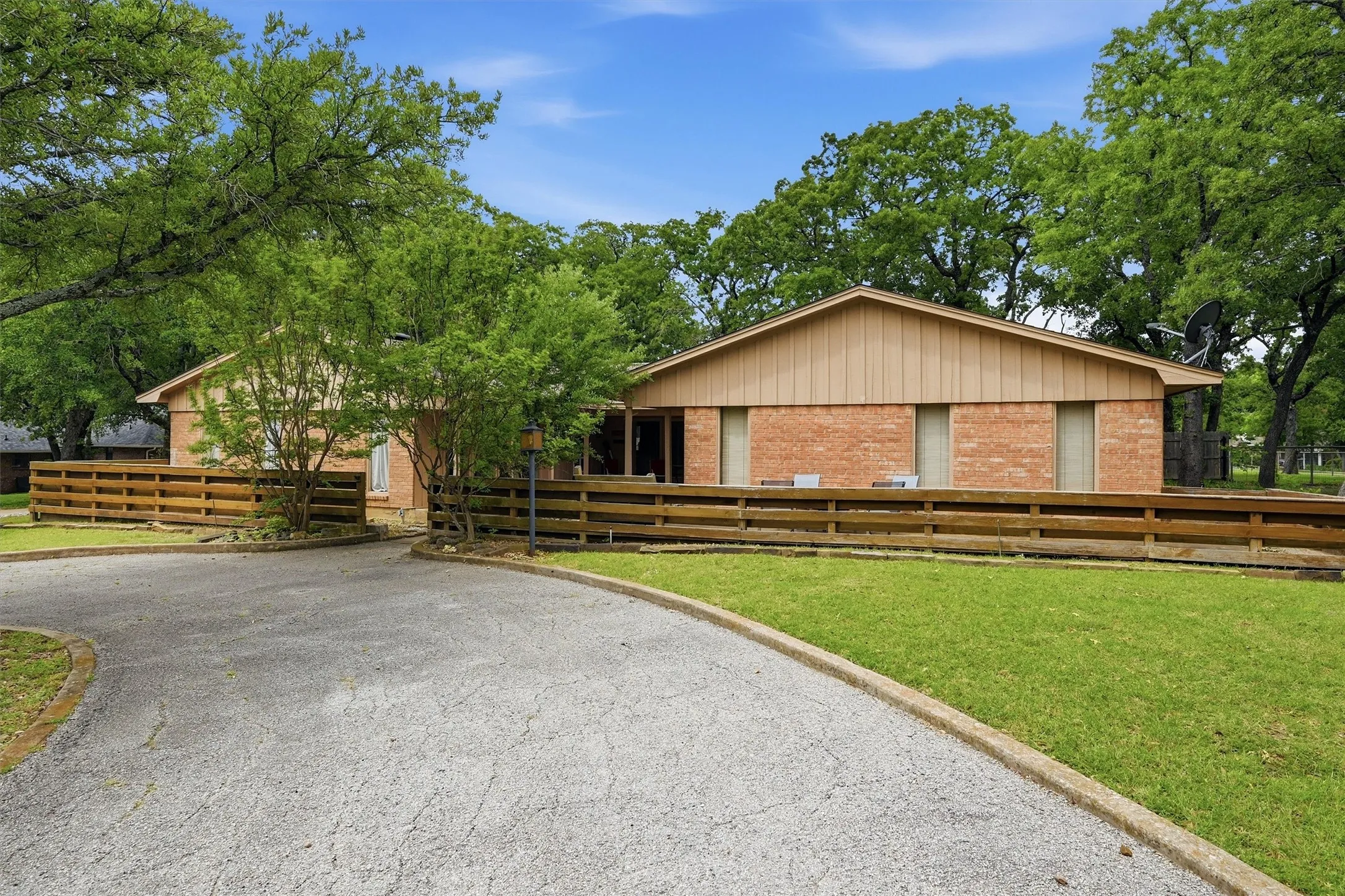 Single Family Residence For Sale in Grayson County , 372 Lakepoint Loop, Pottsboro, Texas 75076, 3 Bedroom, 2 Bathroom, Garage spaces, 2,664 Sqft, built in 1973, mls#21261639, Real Estate Agent in Pottsboro, Homes For Sale in Grayson county, Homes For Sale in Pottsboro, Realtor in Pottsboro Texas, Real Estate Brokerage Independent Realty Texas, Luminita Cordes Realtor