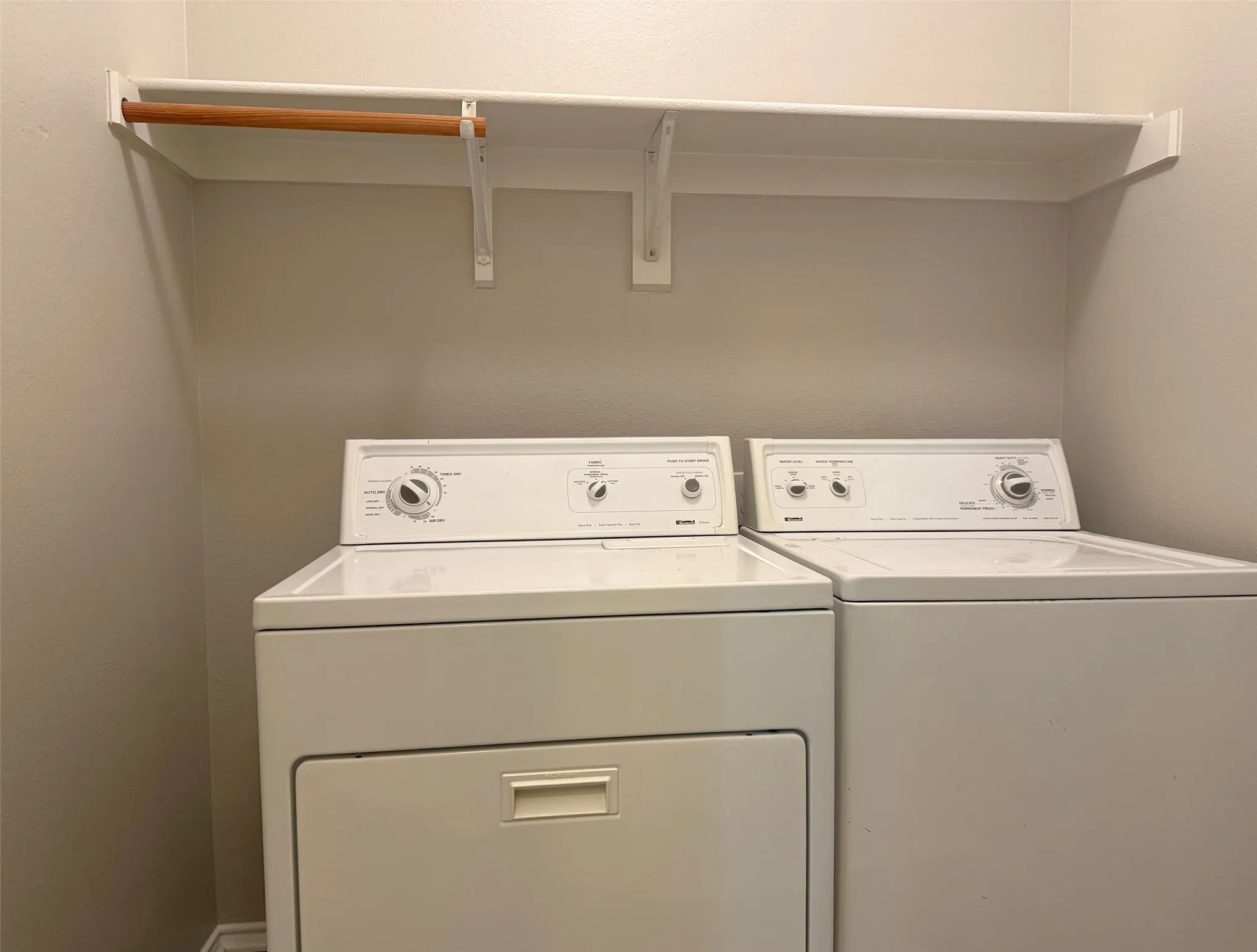 Single Family Residence For Rent in Denton County , 7905 Seven Oaks Lane, Denton, Texas 76210, 3 Bedrooms, 2 Bathrooms, 2 Garage spaces, 1,984 Sqft, built in 2000, Preowned, Price $2,150, mls#21261386, Real Estate Agent in Denton, Homes For Rent in Denton county, Homes For Rent in Denton, Realtor in Denton Texas, Real Estate Brokerage Independent Realty Texas, Luminita Cordes Realtor