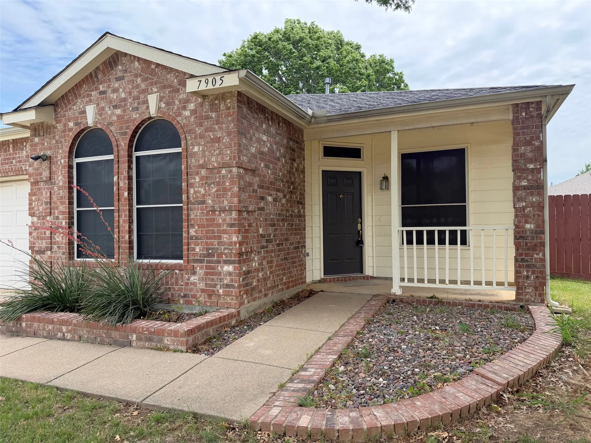 Single Family Residence For Rent in Denton County , 7905 Seven Oaks Lane, Denton, Texas 76210, 3 Bedrooms, 2 Bathrooms, 2 Garage spaces, 1,984 Sqft, built in 2000, Preowned, Price $2,150, mls#21261386, Real Estate Agent in Denton, Homes For Rent in Denton county, Homes For Rent in Denton, Realtor in Denton Texas, Real Estate Brokerage Independent Realty Texas, Luminita Cordes Realtor