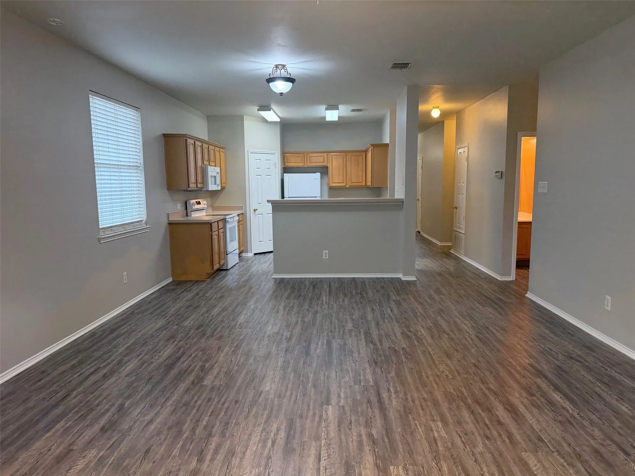 Single Family Residence For Rent in Denton County , 7905 Seven Oaks Lane, Denton, Texas 76210, 3 Bedrooms, 2 Bathrooms, 2 Garage spaces, 1,984 Sqft, built in 2000, Preowned, Price $2,150, mls#21261386, Real Estate Agent in Denton, Homes For Rent in Denton county, Homes For Rent in Denton, Realtor in Denton Texas, Real Estate Brokerage Independent Realty Texas, Luminita Cordes Realtor