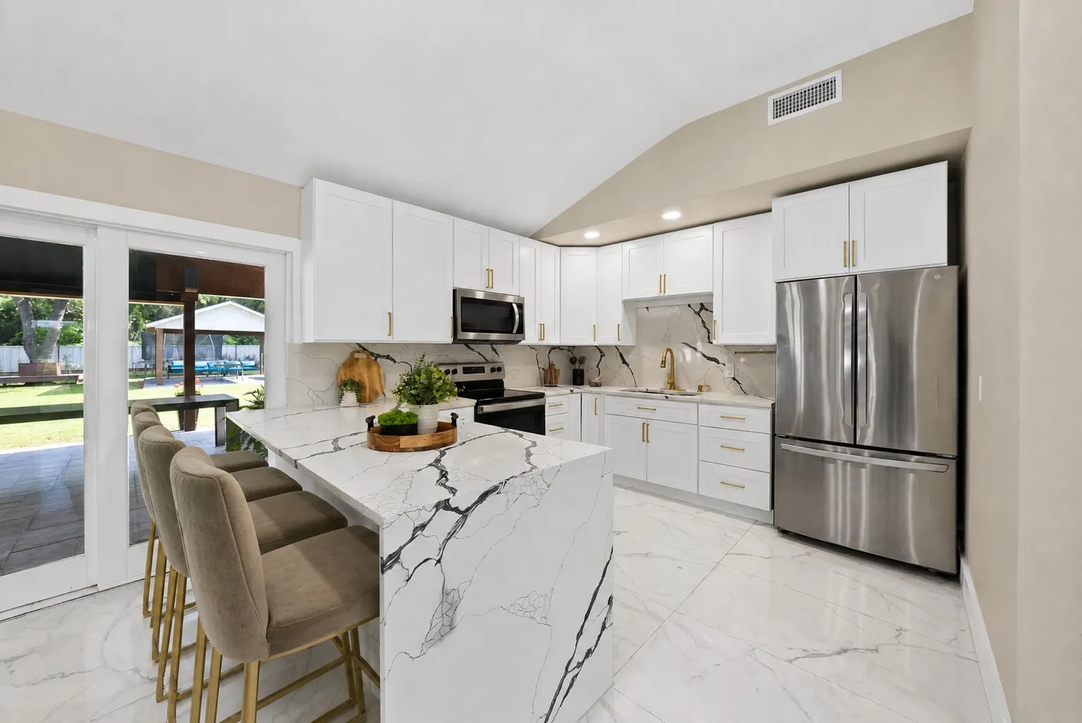 Single Family Residence For Sale in Parker County , 620 E 6Th Street, Springtown, Texas 76082, 4 Bedrooms, 7 Bathrooms, 8 Garage spaces, 3,224 Sqft, built in 1990, Price $743,700, mls#21259778, Real Estate Agent in Springtown, Homes For Sale in Parker county, Homes For Sale in Springtown, Realtor in Springtown Texas, Real Estate Brokerage Independent Realty Texas, Luminita Cordes Realtor
