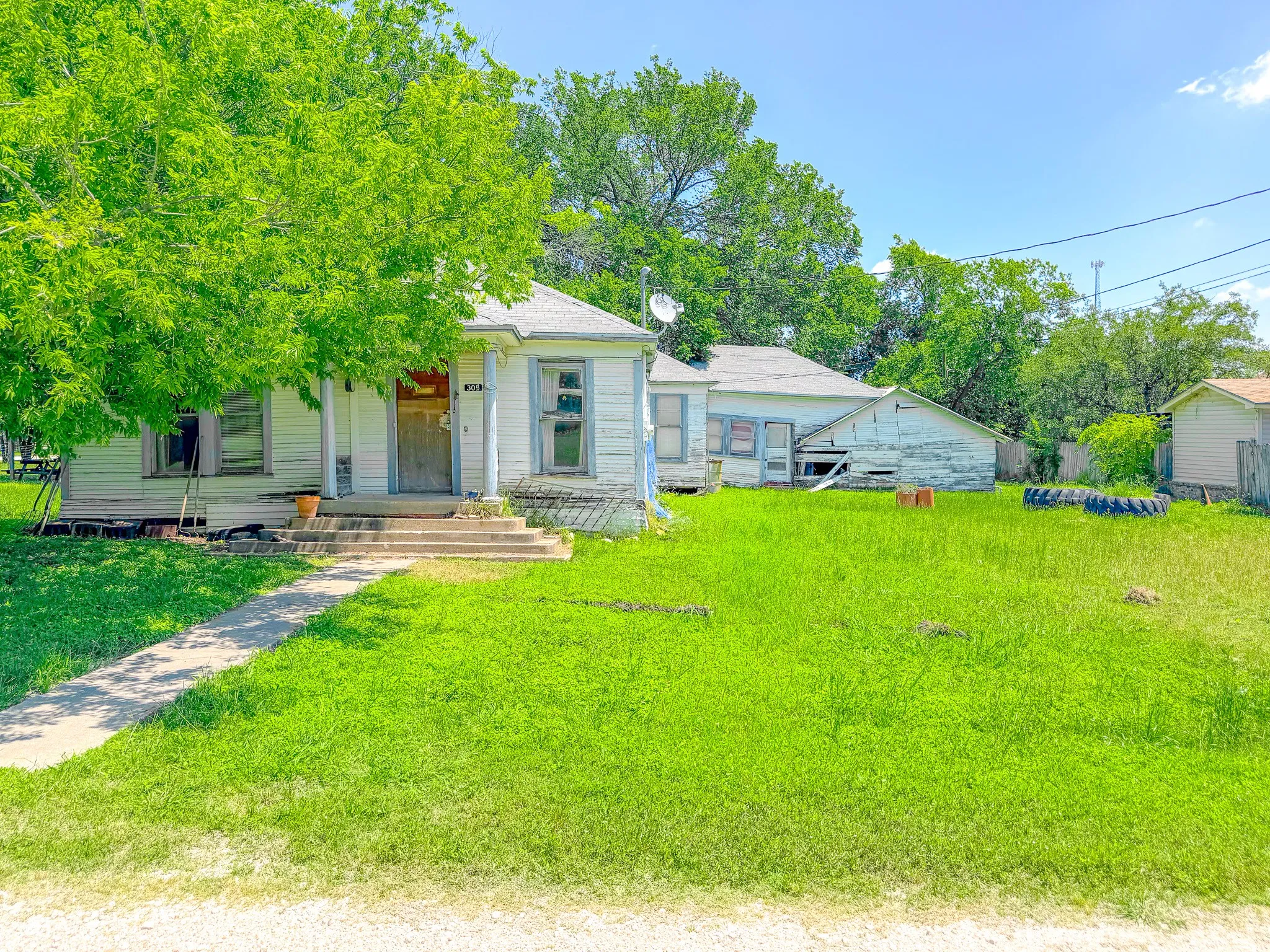Single Family Residence For Sale in Limestone County , 305 N 3rd Street, Coolidge, Texas 76693, 5 Bedroom, 1 Bathroom, Garage spaces, 2,456 Sqft, built in 1946, mls#21261120, Real Estate Agent in Coolidge, Homes For Sale in Limestone county, Homes For Sale in Coolidge, Realtor in Coolidge Texas, Real Estate Brokerage Independent Realty Texas, Luminita Cordes Realtor