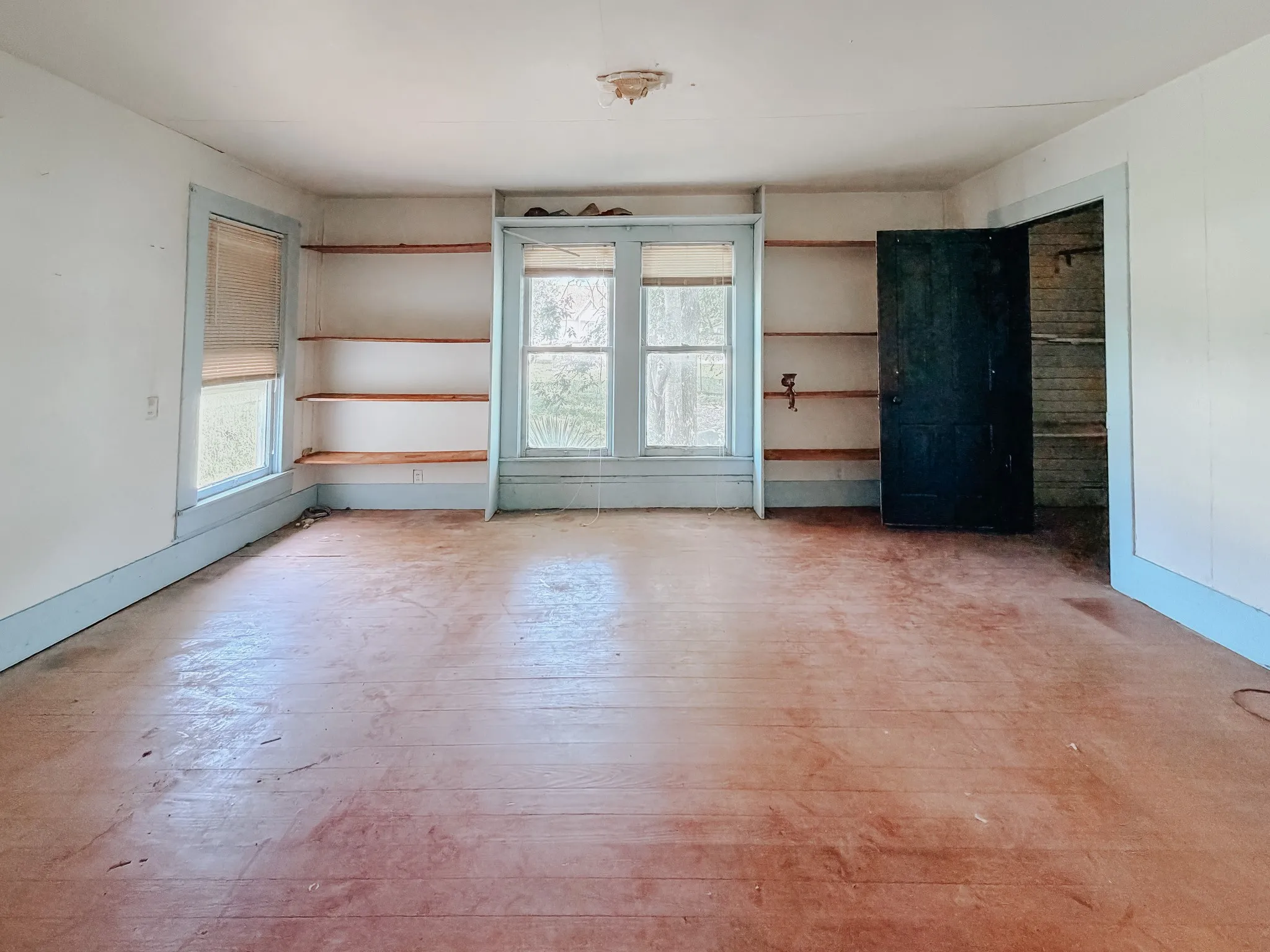 Single Family Residence For Sale in Limestone County , 305 N 3rd Street, Coolidge, Texas 76693, 5 Bedroom, 1 Bathroom, Garage spaces, 2,456 Sqft, built in 1946, mls#21261120, Real Estate Agent in Coolidge, Homes For Sale in Limestone county, Homes For Sale in Coolidge, Realtor in Coolidge Texas, Real Estate Brokerage Independent Realty Texas, Luminita Cordes Realtor