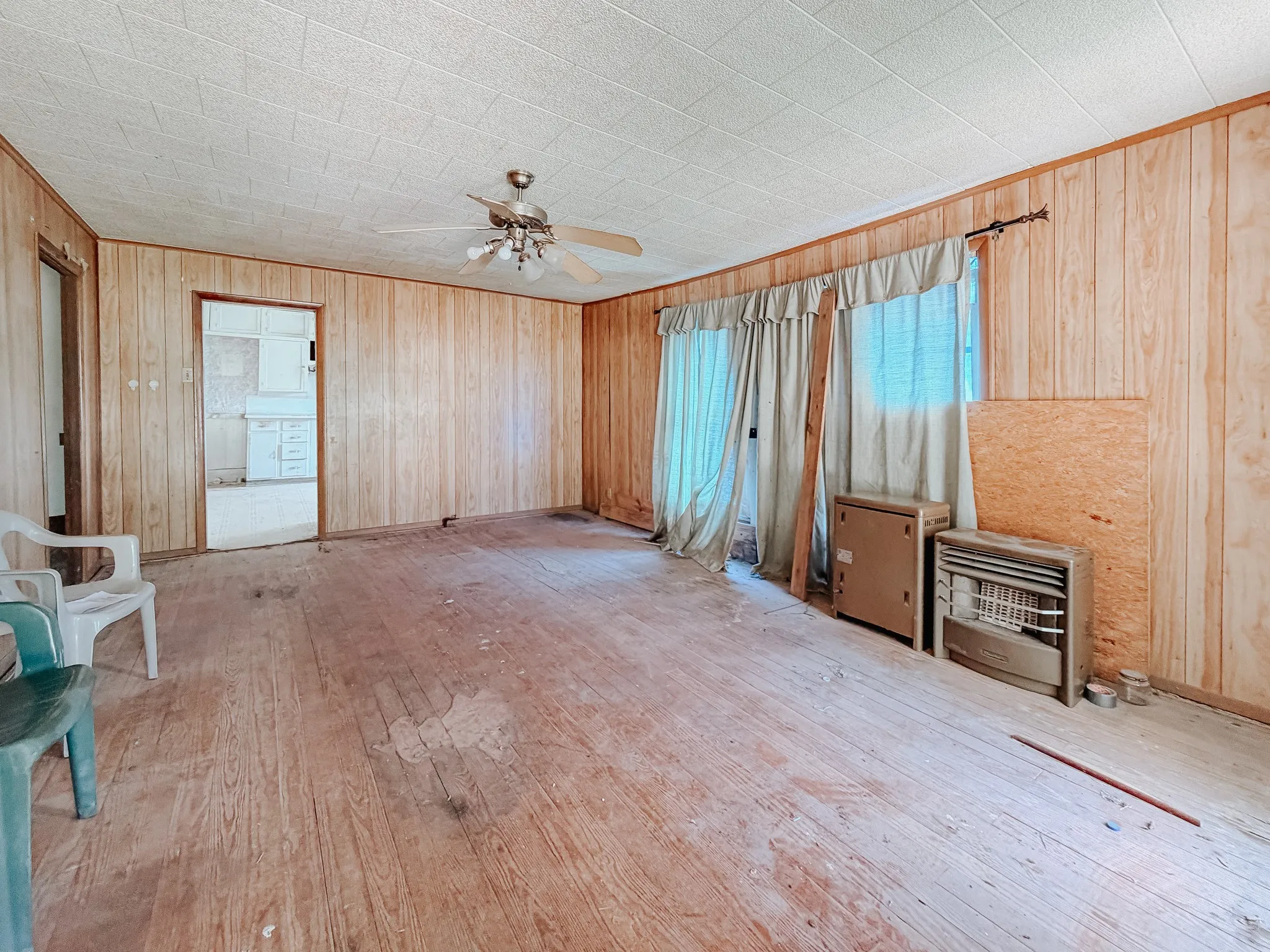 Single Family Residence For Sale in Limestone County , 305 N 3rd Street, Coolidge, Texas 76693, 5 Bedroom, 1 Bathroom, Garage spaces, 2,456 Sqft, built in 1946, mls#21261120, Real Estate Agent in Coolidge, Homes For Sale in Limestone county, Homes For Sale in Coolidge, Realtor in Coolidge Texas, Real Estate Brokerage Independent Realty Texas, Luminita Cordes Realtor