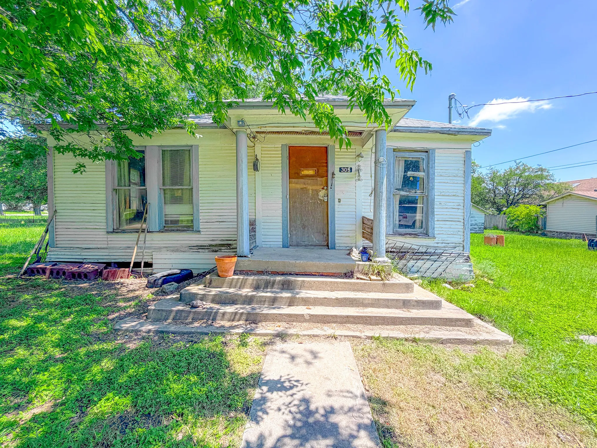 Single Family Residence For Sale in Limestone County , 305 N 3rd Street, Coolidge, Texas 76693, 5 Bedroom, 1 Bathroom, Garage spaces, 2,456 Sqft, built in 1946, mls#21261120, Real Estate Agent in Coolidge, Homes For Sale in Limestone county, Homes For Sale in Coolidge, Realtor in Coolidge Texas, Real Estate Brokerage Independent Realty Texas, Luminita Cordes Realtor
