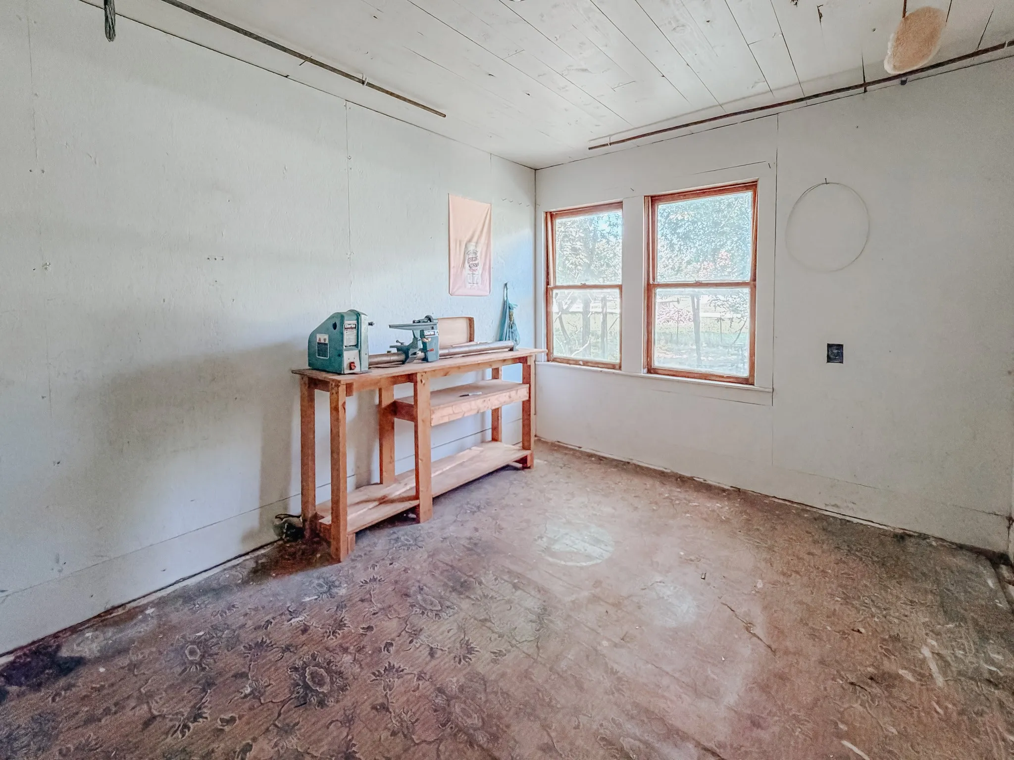 Single Family Residence For Sale in Limestone County , 305 N 3rd Street, Coolidge, Texas 76693, 5 Bedroom, 1 Bathroom, Garage spaces, 2,456 Sqft, built in 1946, mls#21261120, Real Estate Agent in Coolidge, Homes For Sale in Limestone county, Homes For Sale in Coolidge, Realtor in Coolidge Texas, Real Estate Brokerage Independent Realty Texas, Luminita Cordes Realtor