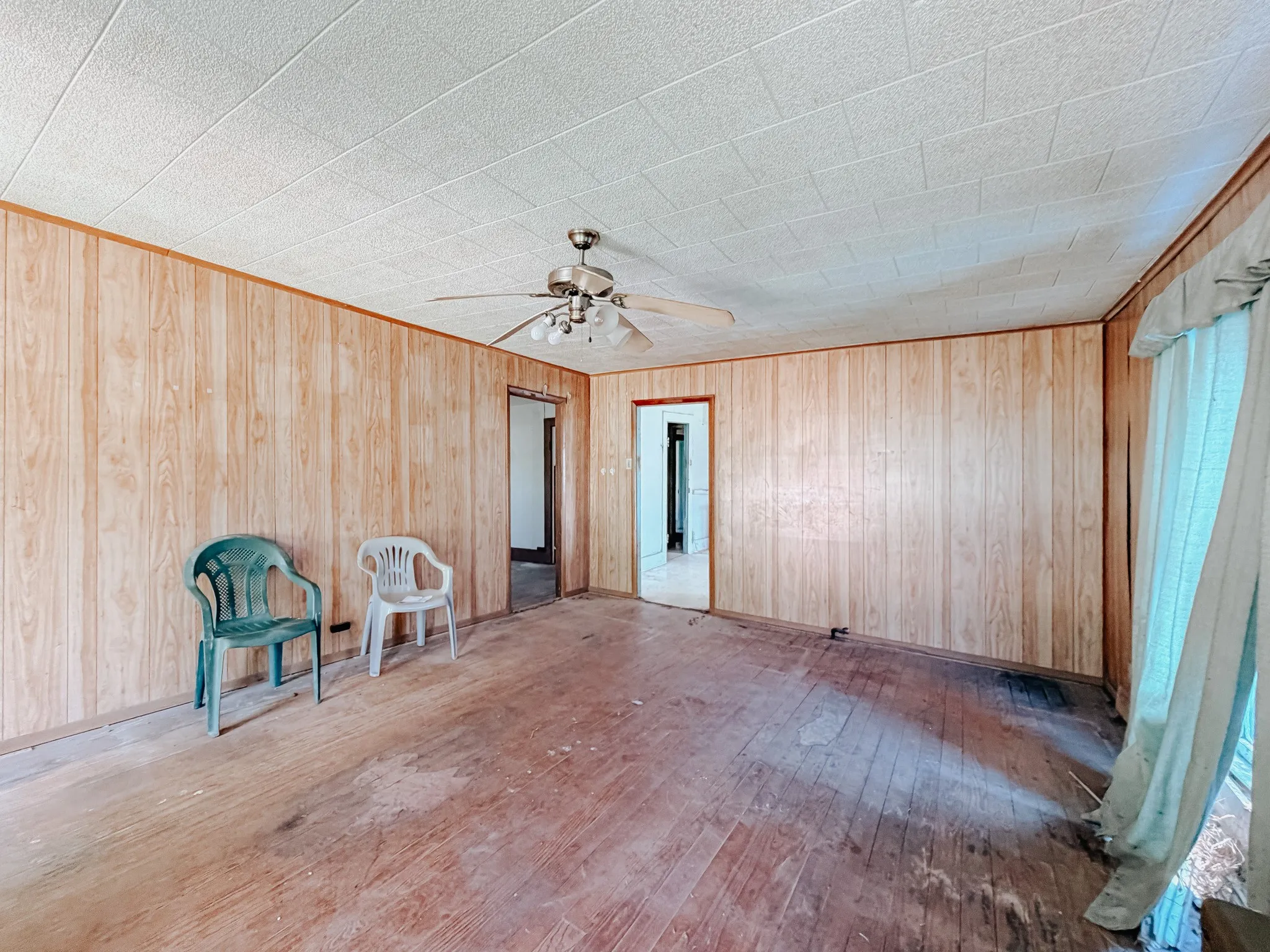 Single Family Residence For Sale in Limestone County , 305 N 3rd Street, Coolidge, Texas 76693, 5 Bedroom, 1 Bathroom, Garage spaces, 2,456 Sqft, built in 1946, mls#21261120, Real Estate Agent in Coolidge, Homes For Sale in Limestone county, Homes For Sale in Coolidge, Realtor in Coolidge Texas, Real Estate Brokerage Independent Realty Texas, Luminita Cordes Realtor