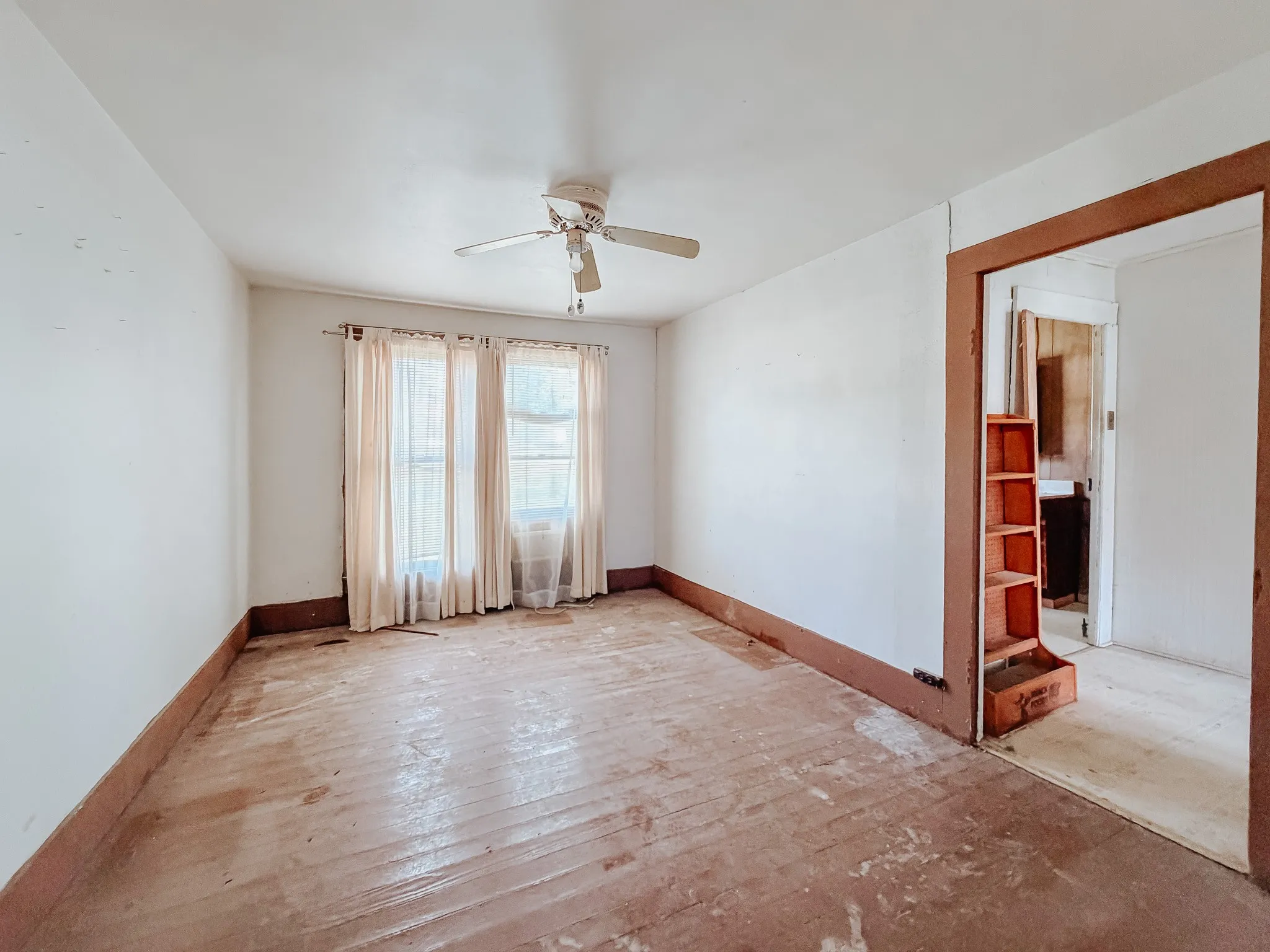 Single Family Residence For Sale in Limestone County , 305 N 3rd Street, Coolidge, Texas 76693, 5 Bedroom, 1 Bathroom, Garage spaces, 2,456 Sqft, built in 1946, mls#21261120, Real Estate Agent in Coolidge, Homes For Sale in Limestone county, Homes For Sale in Coolidge, Realtor in Coolidge Texas, Real Estate Brokerage Independent Realty Texas, Luminita Cordes Realtor