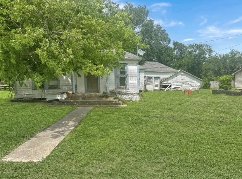 Single Family Residence For Sale in Limestone County , 305 N 3rd Street, Coolidge, Texas 76693, 5 Bedroom, 1 Bathroom, Garage spaces, 2,456 Sqft, built in 1946, mls#21261120, Real Estate Agent in Coolidge, Homes For Sale in Limestone county, Homes For Sale in Coolidge, Realtor in Coolidge Texas, Real Estate Brokerage Independent Realty Texas, Luminita Cordes Realtor