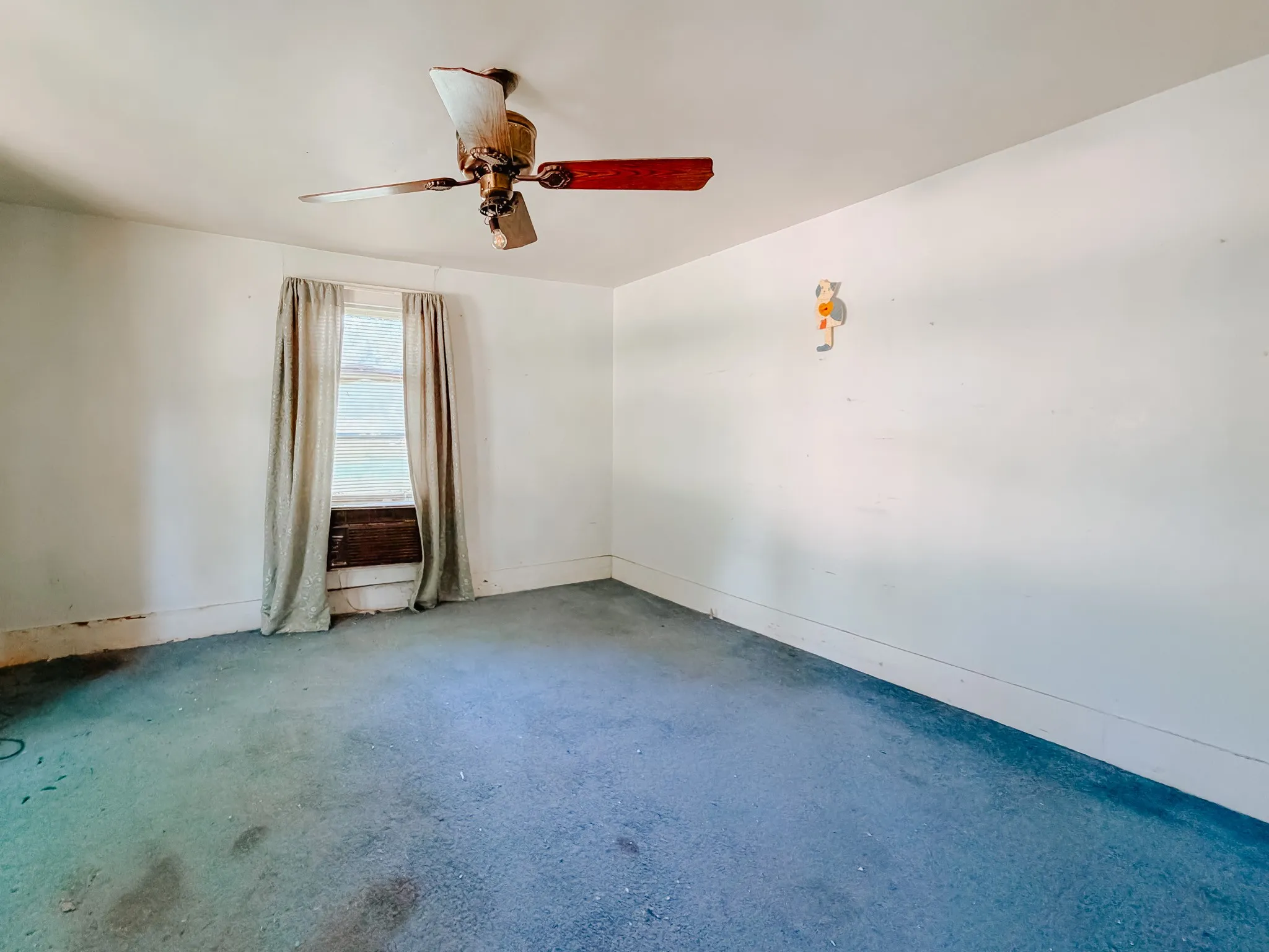 Single Family Residence For Sale in Limestone County , 305 N 3rd Street, Coolidge, Texas 76693, 5 Bedroom, 1 Bathroom, Garage spaces, 2,456 Sqft, built in 1946, mls#21261120, Real Estate Agent in Coolidge, Homes For Sale in Limestone county, Homes For Sale in Coolidge, Realtor in Coolidge Texas, Real Estate Brokerage Independent Realty Texas, Luminita Cordes Realtor