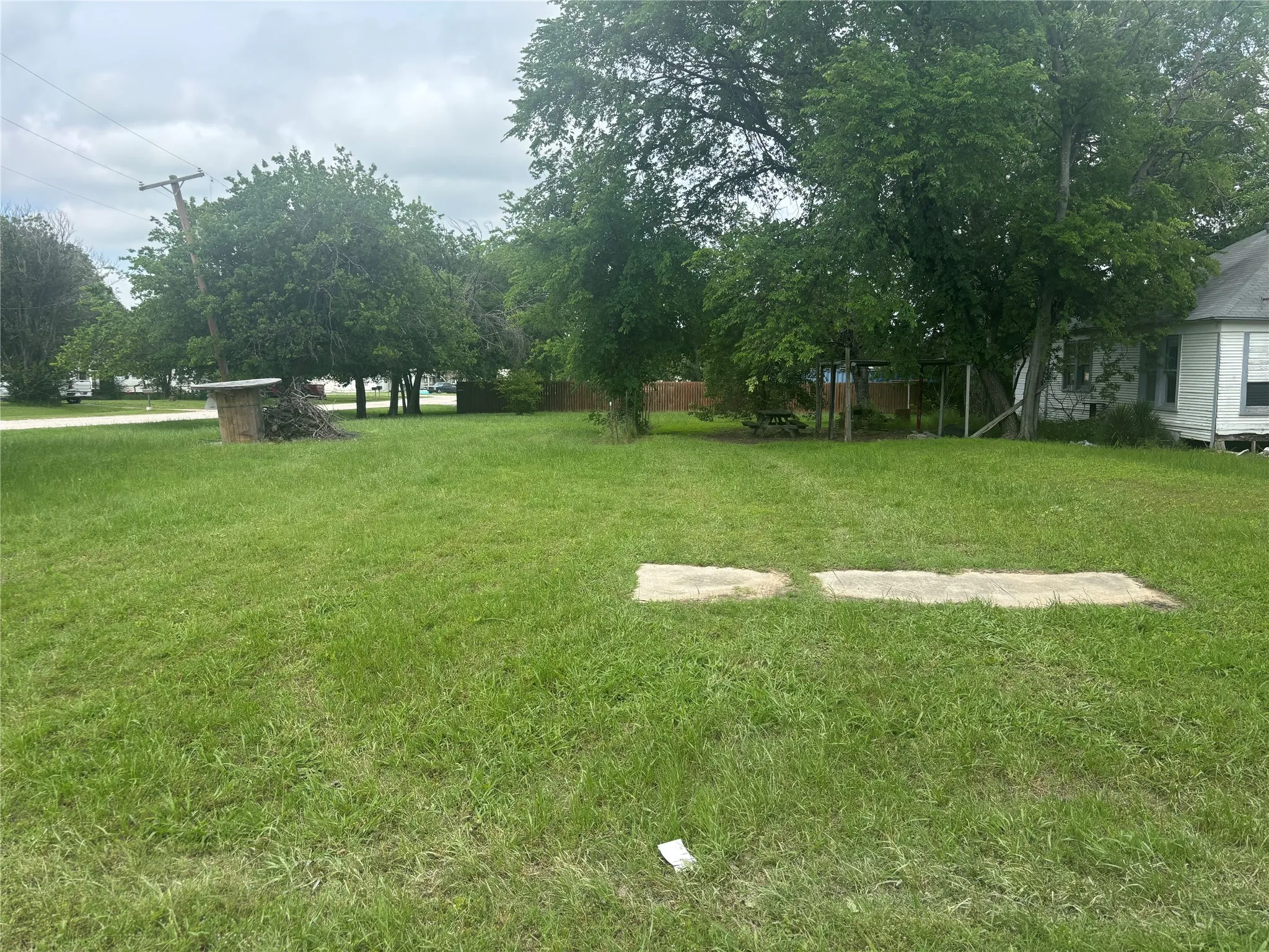 Single Family Residence For Sale in Limestone County , 305 N 3rd Street, Coolidge, Texas 76693, 5 Bedroom, 1 Bathroom, Garage spaces, 2,456 Sqft, built in 1946, mls#21261120, Real Estate Agent in Coolidge, Homes For Sale in Limestone county, Homes For Sale in Coolidge, Realtor in Coolidge Texas, Real Estate Brokerage Independent Realty Texas, Luminita Cordes Realtor