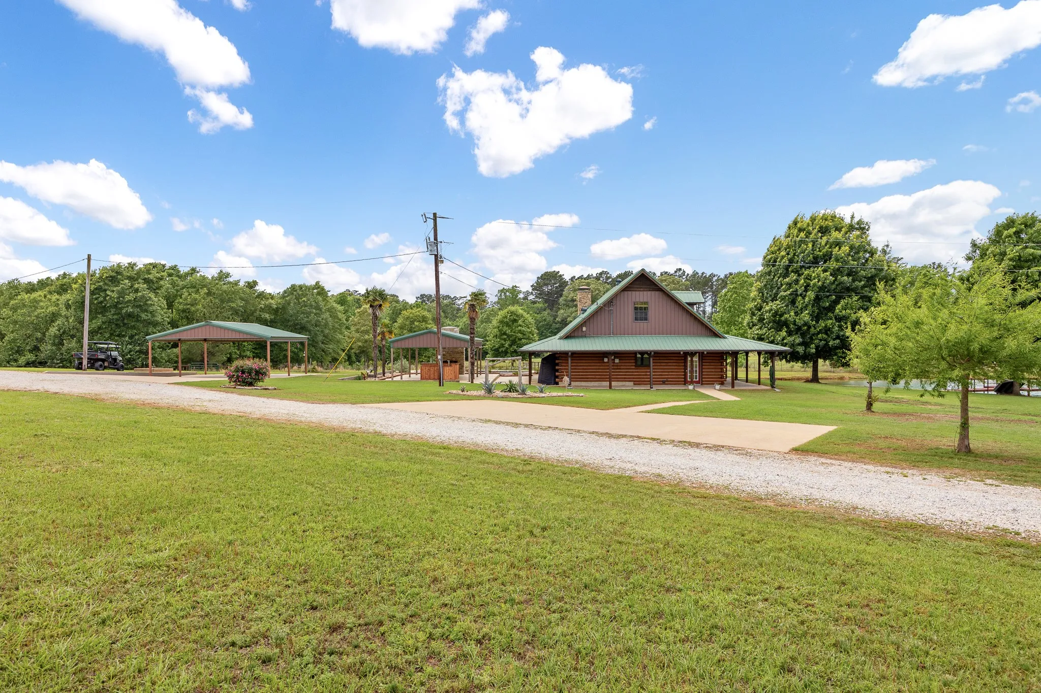 Single Family Residence For Sale in Smith County , 21184 CR 2162, Troup, Texas 75789, 3 Bedroom, 3 Bathroom, Garage spaces, 2,112 Sqft, built in 1995, Preowned, mls#21261783, Real Estate Agent in Troup, Homes For Sale in Smith county, Homes For Sale in Troup, Realtor in Troup Texas, Real Estate Brokerage Independent Realty Texas, Luminita Cordes Realtor
