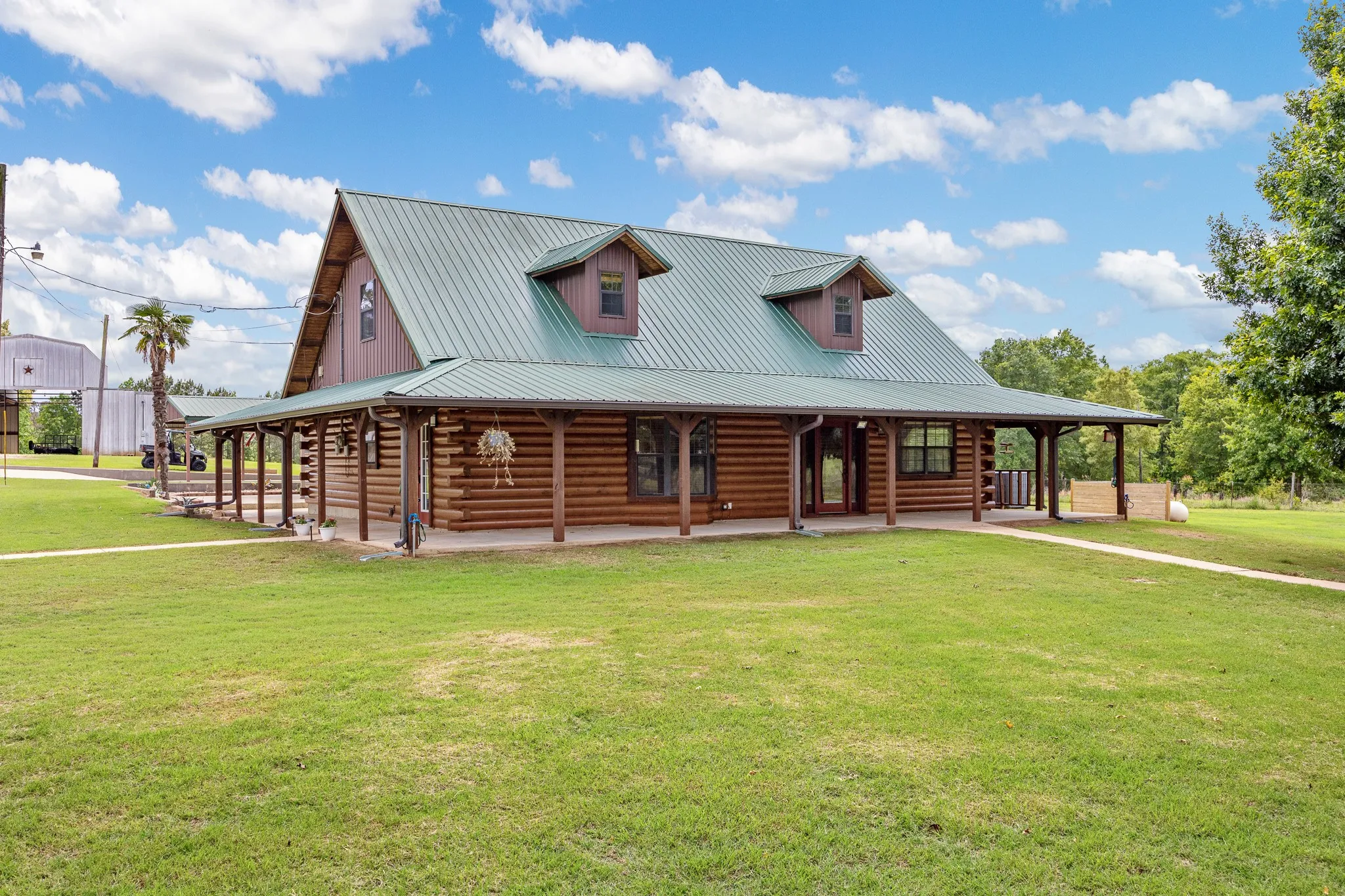 Single Family Residence For Sale in Smith County , 21184 CR 2162, Troup, Texas 75789, 3 Bedroom, 3 Bathroom, Garage spaces, 2,112 Sqft, built in 1995, Preowned, mls#21261783, Real Estate Agent in Troup, Homes For Sale in Smith county, Homes For Sale in Troup, Realtor in Troup Texas, Real Estate Brokerage Independent Realty Texas, Luminita Cordes Realtor