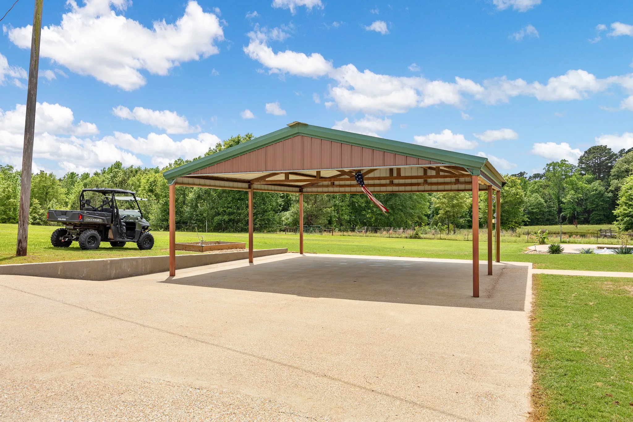 Single Family Residence For Sale in Smith County , 21184 CR 2162, Troup, Texas 75789, 3 Bedroom, 3 Bathroom, Garage spaces, 2,112 Sqft, built in 1995, Preowned, mls#21261783, Real Estate Agent in Troup, Homes For Sale in Smith county, Homes For Sale in Troup, Realtor in Troup Texas, Real Estate Brokerage Independent Realty Texas, Luminita Cordes Realtor