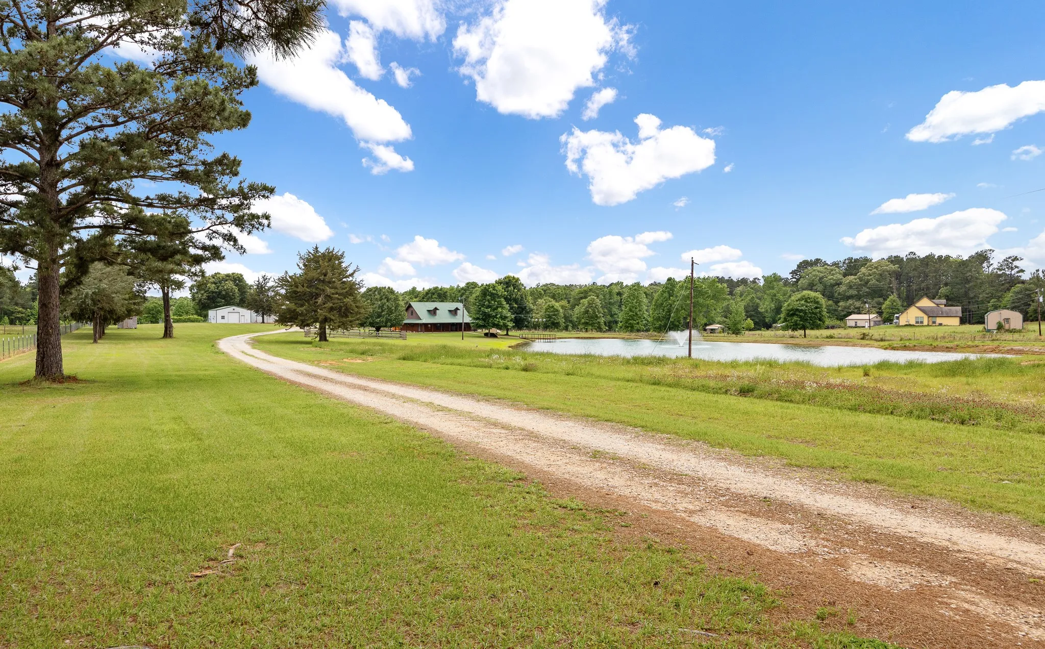 Single Family Residence For Sale in Smith County , 21184 CR 2162, Troup, Texas 75789, 3 Bedroom, 3 Bathroom, Garage spaces, 2,112 Sqft, built in 1995, Preowned, mls#21261783, Real Estate Agent in Troup, Homes For Sale in Smith county, Homes For Sale in Troup, Realtor in Troup Texas, Real Estate Brokerage Independent Realty Texas, Luminita Cordes Realtor