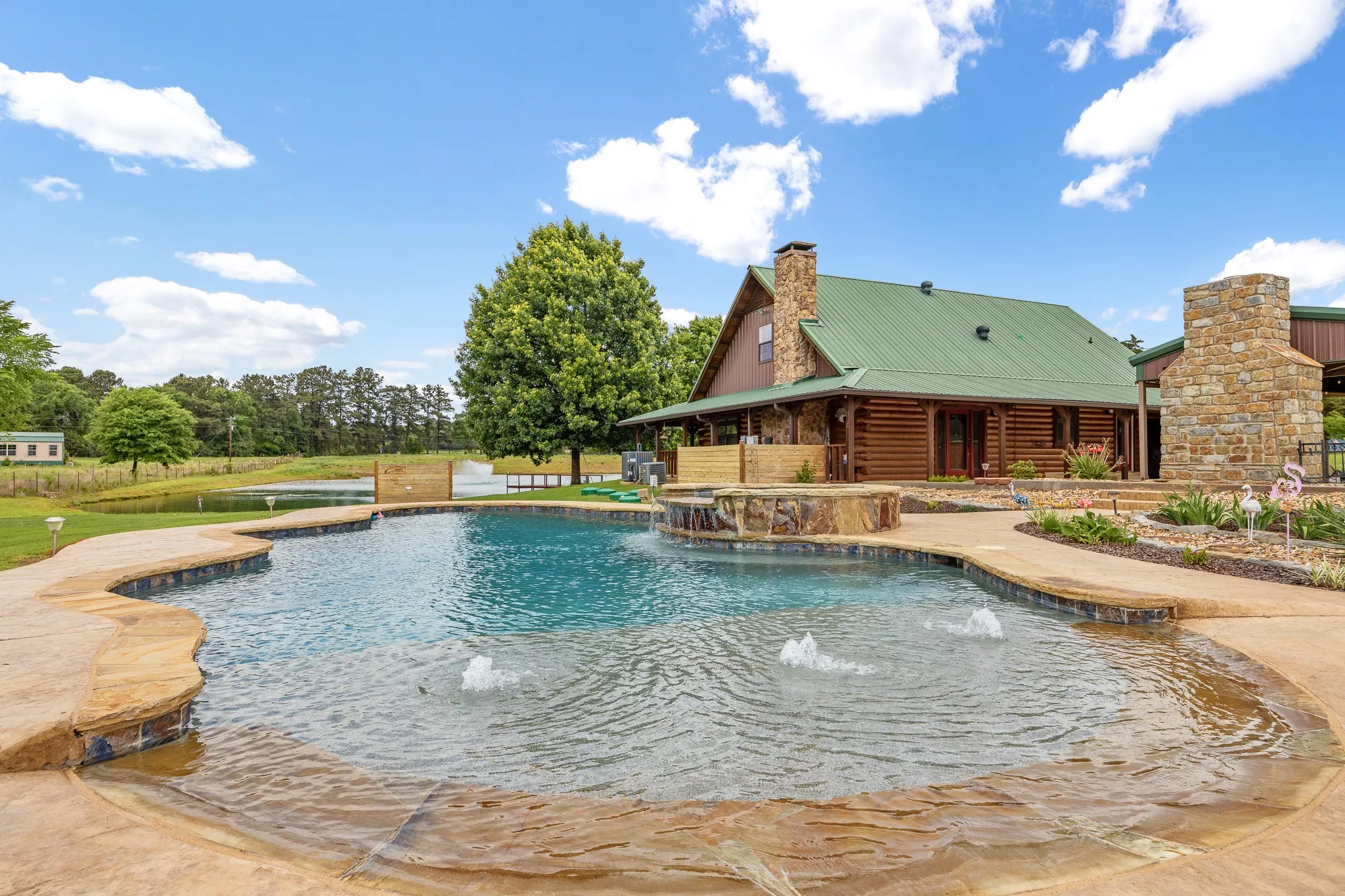 Single Family Residence For Sale in Smith County , 21184 CR 2162, Troup, Texas 75789, 3 Bedroom, 3 Bathroom, Garage spaces, 2,112 Sqft, built in 1995, Preowned, mls#21261783, Real Estate Agent in Troup, Homes For Sale in Smith county, Homes For Sale in Troup, Realtor in Troup Texas, Real Estate Brokerage Independent Realty Texas, Luminita Cordes Realtor