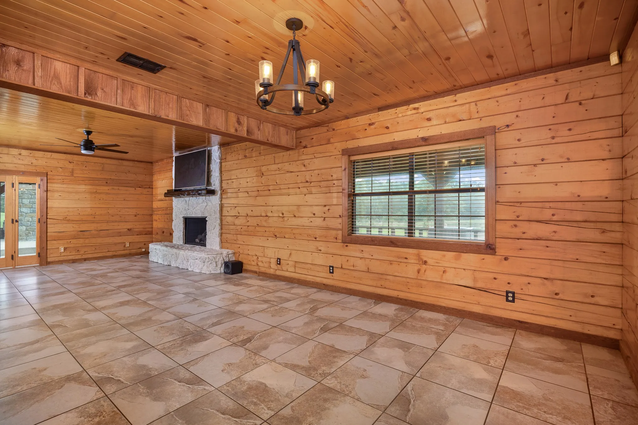 Single Family Residence For Sale in Smith County , 21184 CR 2162, Troup, Texas 75789, 3 Bedroom, 3 Bathroom, Garage spaces, 2,112 Sqft, built in 1995, Preowned, mls#21261783, Real Estate Agent in Troup, Homes For Sale in Smith county, Homes For Sale in Troup, Realtor in Troup Texas, Real Estate Brokerage Independent Realty Texas, Luminita Cordes Realtor