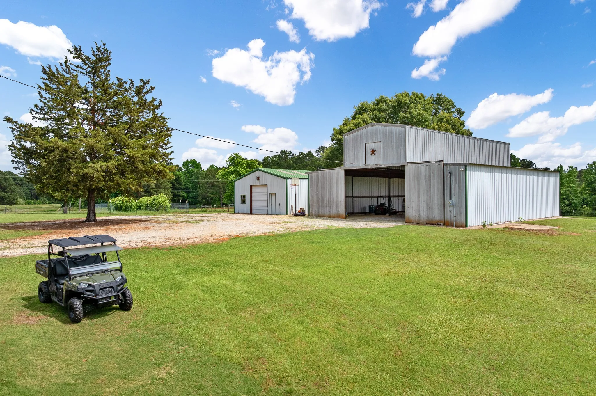 Single Family Residence For Sale in Smith County , 21184 CR 2162, Troup, Texas 75789, 3 Bedroom, 3 Bathroom, Garage spaces, 2,112 Sqft, built in 1995, Preowned, mls#21261783, Real Estate Agent in Troup, Homes For Sale in Smith county, Homes For Sale in Troup, Realtor in Troup Texas, Real Estate Brokerage Independent Realty Texas, Luminita Cordes Realtor