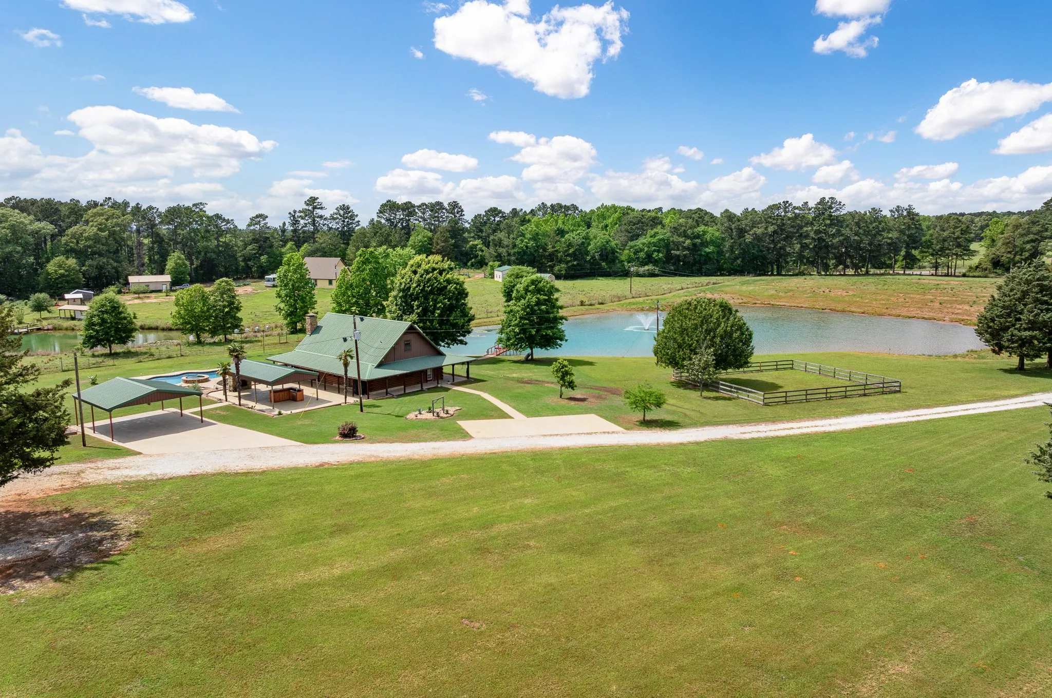 Single Family Residence For Sale in Smith County , 21184 CR 2162, Troup, Texas 75789, 3 Bedroom, 3 Bathroom, Garage spaces, 2,112 Sqft, built in 1995, Preowned, mls#21261783, Real Estate Agent in Troup, Homes For Sale in Smith county, Homes For Sale in Troup, Realtor in Troup Texas, Real Estate Brokerage Independent Realty Texas, Luminita Cordes Realtor
