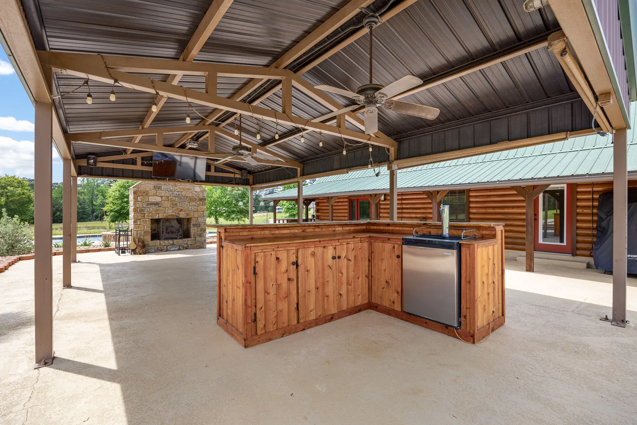Single Family Residence For Sale in Smith County , 21184 CR 2162, Troup, Texas 75789, 3 Bedroom, 3 Bathroom, Garage spaces, 2,112 Sqft, built in 1995, Preowned, mls#21261783, Real Estate Agent in Troup, Homes For Sale in Smith county, Homes For Sale in Troup, Realtor in Troup Texas, Real Estate Brokerage Independent Realty Texas, Luminita Cordes Realtor