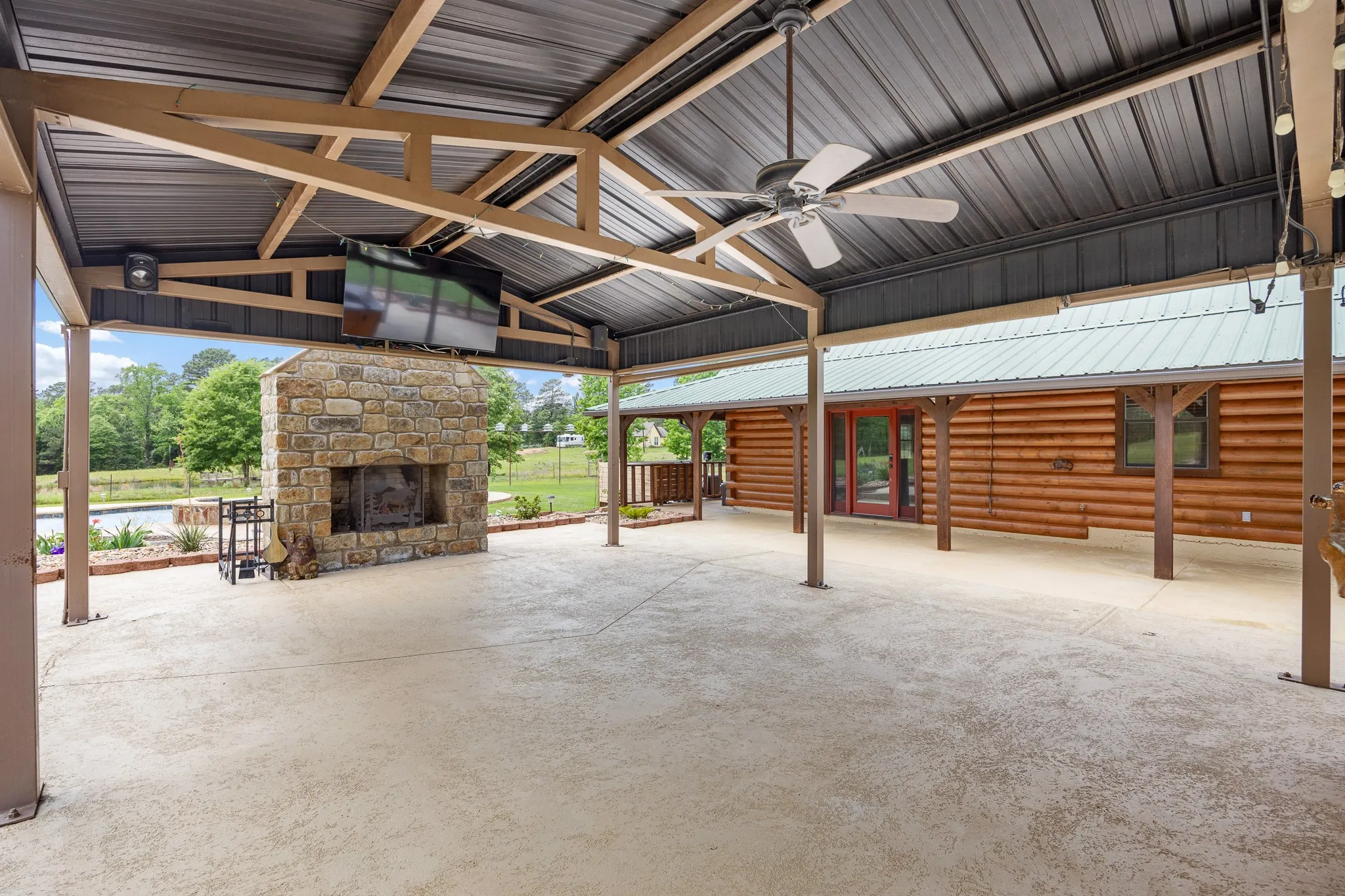 Single Family Residence For Sale in Smith County , 21184 CR 2162, Troup, Texas 75789, 3 Bedroom, 3 Bathroom, Garage spaces, 2,112 Sqft, built in 1995, Preowned, mls#21261783, Real Estate Agent in Troup, Homes For Sale in Smith county, Homes For Sale in Troup, Realtor in Troup Texas, Real Estate Brokerage Independent Realty Texas, Luminita Cordes Realtor