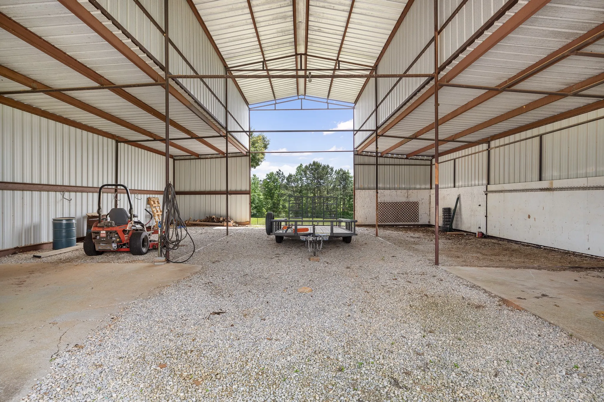 Single Family Residence For Sale in Smith County , 21184 CR 2162, Troup, Texas 75789, 3 Bedroom, 3 Bathroom, Garage spaces, 2,112 Sqft, built in 1995, Preowned, mls#21261783, Real Estate Agent in Troup, Homes For Sale in Smith county, Homes For Sale in Troup, Realtor in Troup Texas, Real Estate Brokerage Independent Realty Texas, Luminita Cordes Realtor