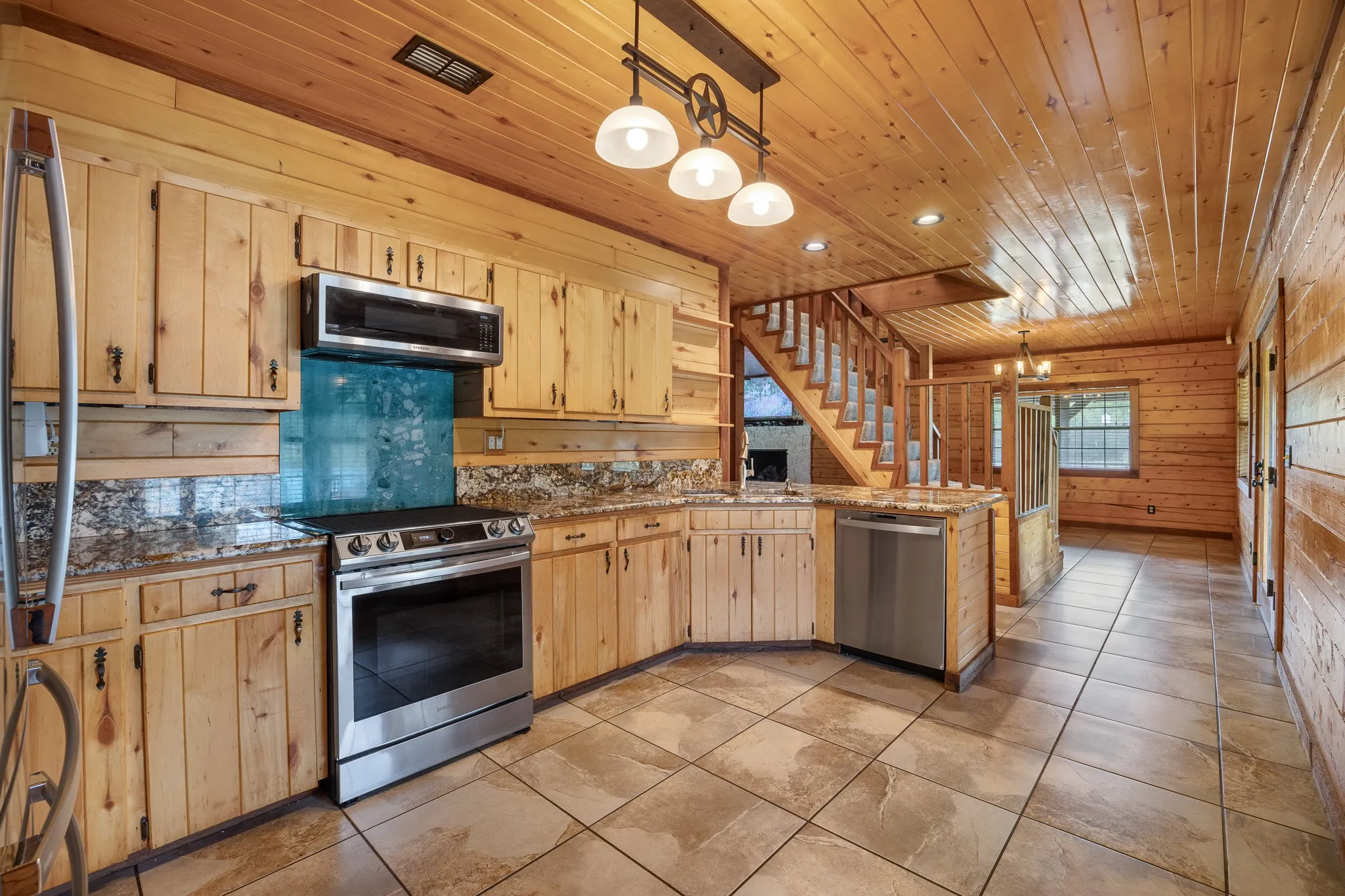 Single Family Residence For Sale in Smith County , 21184 CR 2162, Troup, Texas 75789, 3 Bedroom, 3 Bathroom, Garage spaces, 2,112 Sqft, built in 1995, Preowned, mls#21261783, Real Estate Agent in Troup, Homes For Sale in Smith county, Homes For Sale in Troup, Realtor in Troup Texas, Real Estate Brokerage Independent Realty Texas, Luminita Cordes Realtor