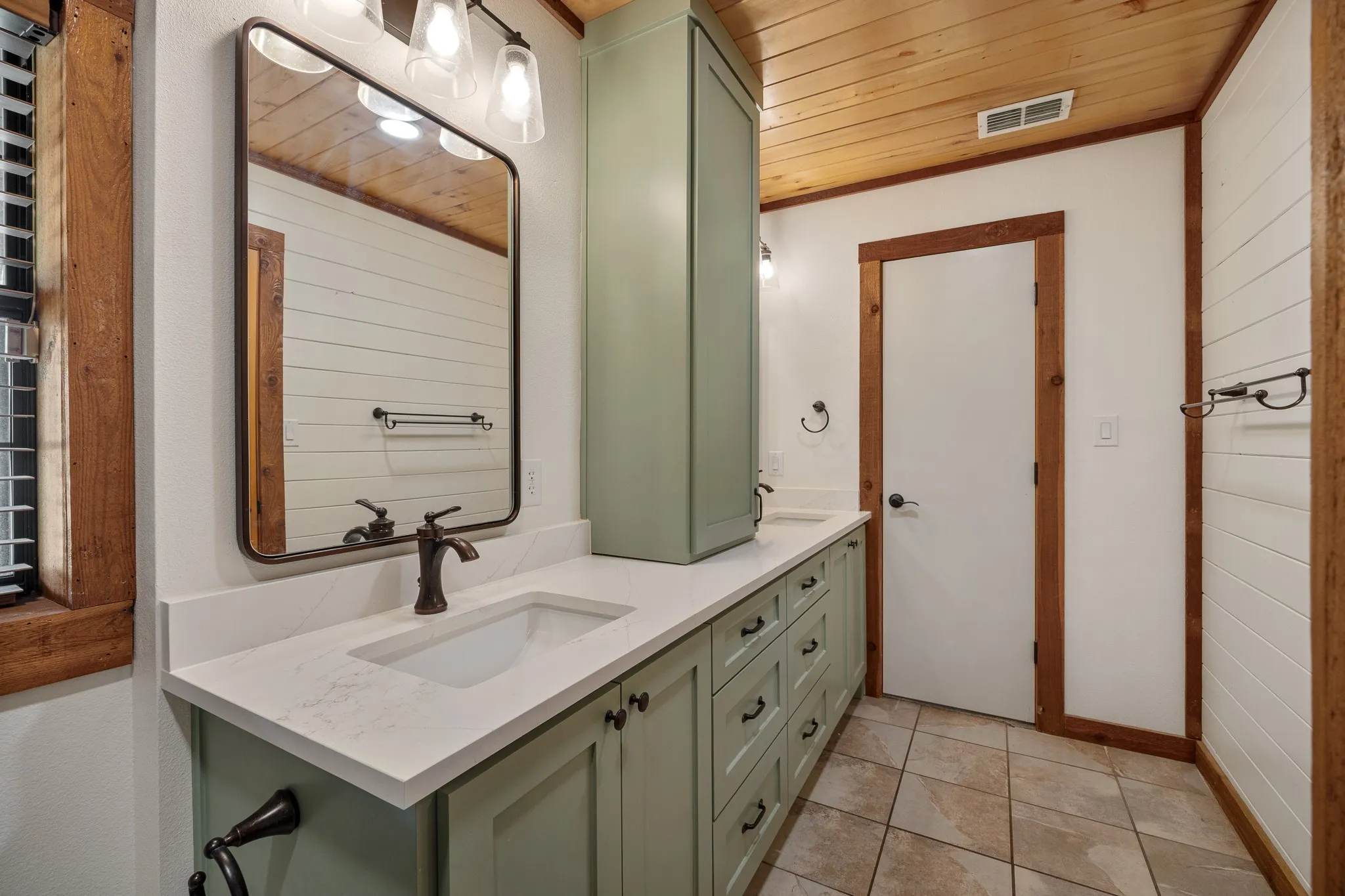 Single Family Residence For Sale in Smith County , 21184 CR 2162, Troup, Texas 75789, 3 Bedroom, 3 Bathroom, Garage spaces, 2,112 Sqft, built in 1995, Preowned, mls#21261783, Real Estate Agent in Troup, Homes For Sale in Smith county, Homes For Sale in Troup, Realtor in Troup Texas, Real Estate Brokerage Independent Realty Texas, Luminita Cordes Realtor