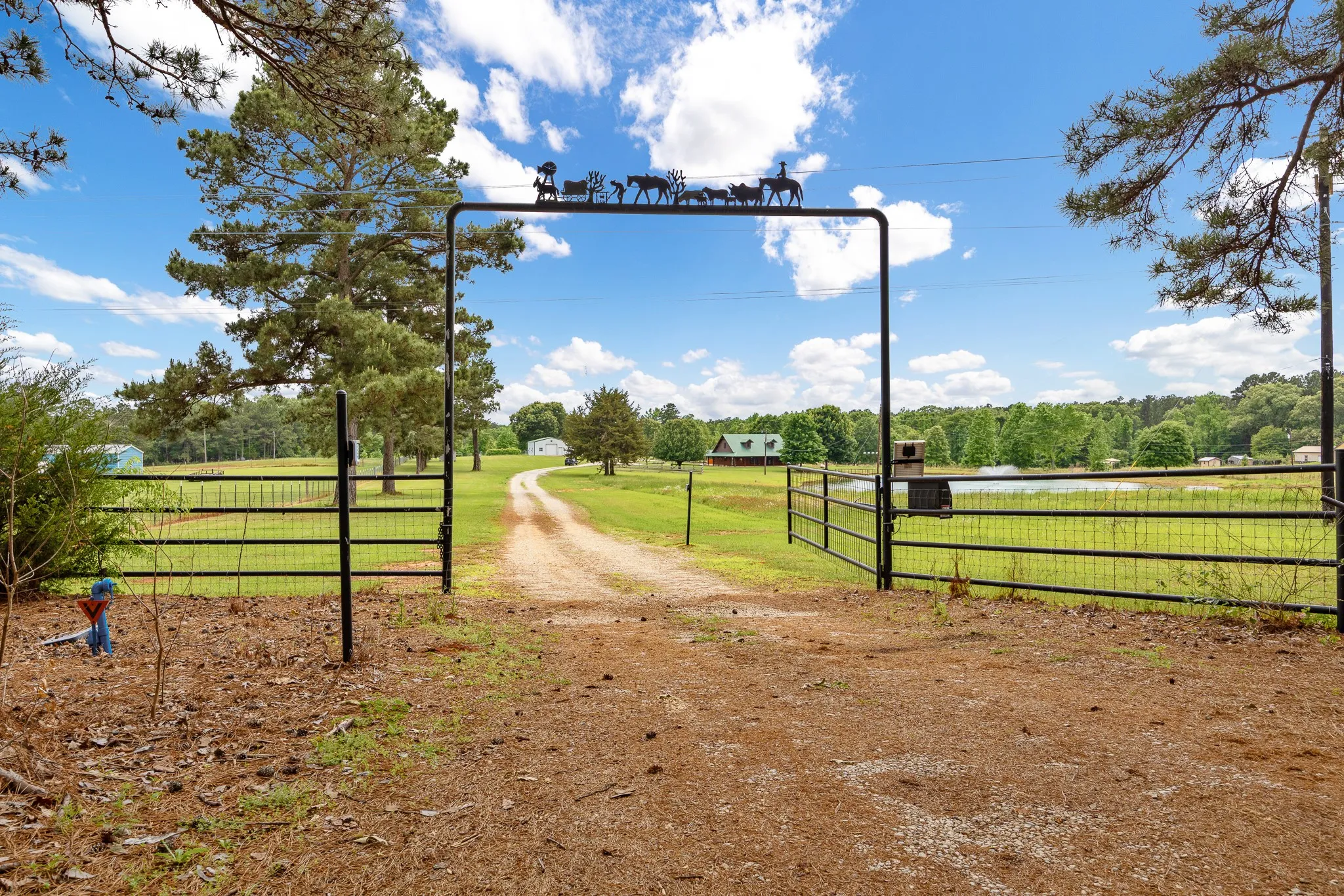Single Family Residence For Sale in Smith County , 21184 CR 2162, Troup, Texas 75789, 3 Bedroom, 3 Bathroom, Garage spaces, 2,112 Sqft, built in 1995, Preowned, mls#21261783, Real Estate Agent in Troup, Homes For Sale in Smith county, Homes For Sale in Troup, Realtor in Troup Texas, Real Estate Brokerage Independent Realty Texas, Luminita Cordes Realtor