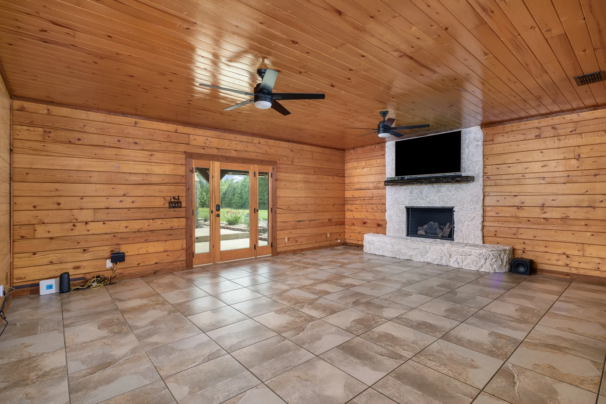 Single Family Residence For Sale in Smith County , 21184 CR 2162, Troup, Texas 75789, 3 Bedroom, 3 Bathroom, Garage spaces, 2,112 Sqft, built in 1995, Preowned, mls#21261783, Real Estate Agent in Troup, Homes For Sale in Smith county, Homes For Sale in Troup, Realtor in Troup Texas, Real Estate Brokerage Independent Realty Texas, Luminita Cordes Realtor