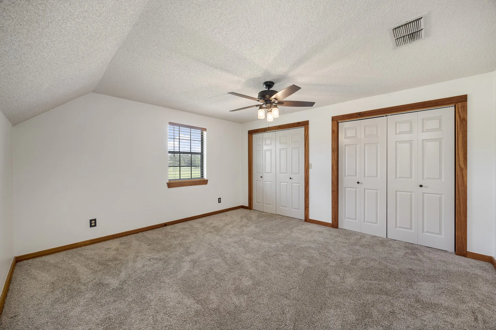 Single Family Residence For Sale in Smith County , 21184 CR 2162, Troup, Texas 75789, 3 Bedroom, 3 Bathroom, Garage spaces, 2,112 Sqft, built in 1995, Preowned, mls#21261783, Real Estate Agent in Troup, Homes For Sale in Smith county, Homes For Sale in Troup, Realtor in Troup Texas, Real Estate Brokerage Independent Realty Texas, Luminita Cordes Realtor
