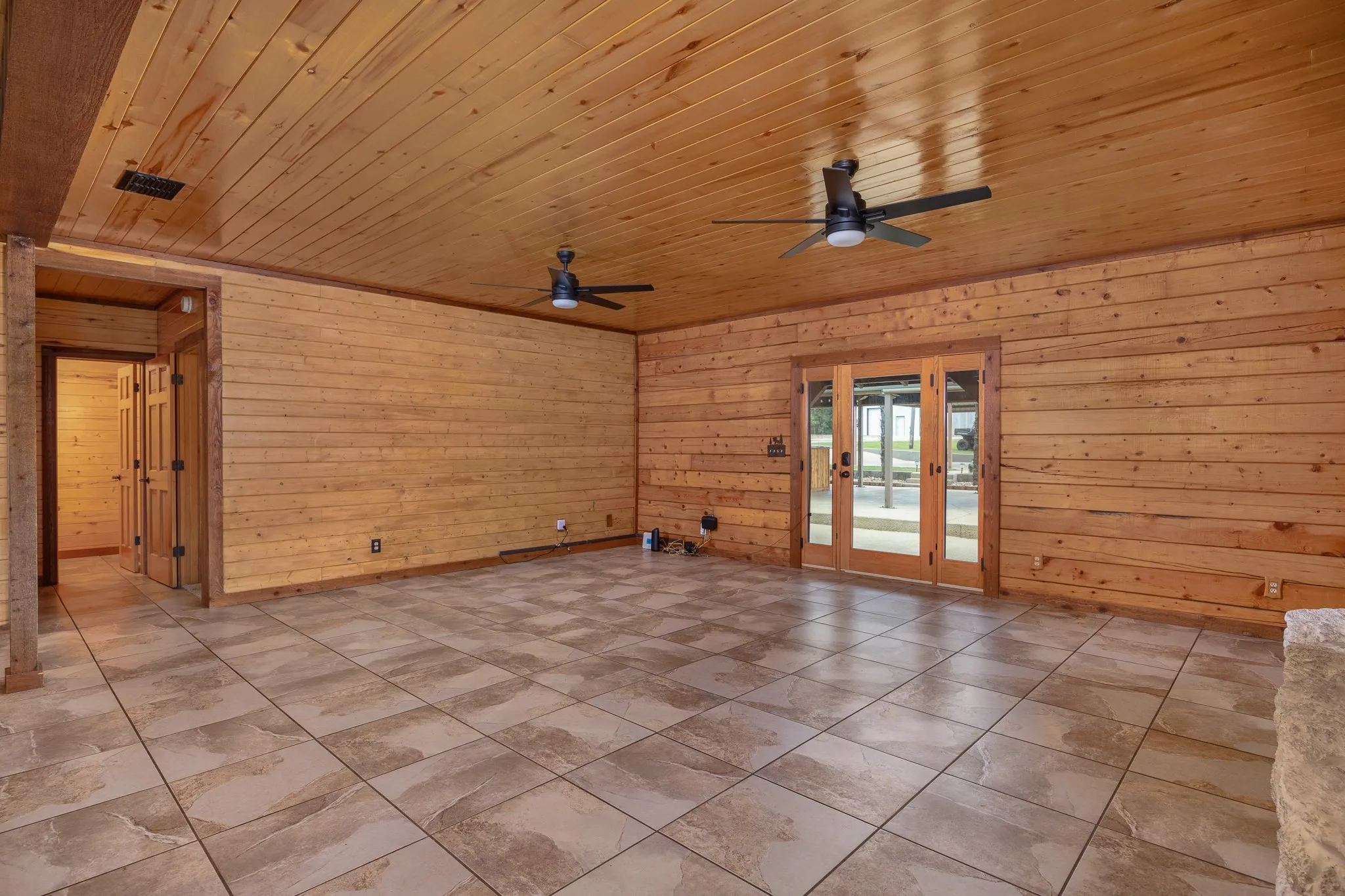 Single Family Residence For Sale in Smith County , 21184 CR 2162, Troup, Texas 75789, 3 Bedroom, 3 Bathroom, Garage spaces, 2,112 Sqft, built in 1995, Preowned, mls#21261783, Real Estate Agent in Troup, Homes For Sale in Smith county, Homes For Sale in Troup, Realtor in Troup Texas, Real Estate Brokerage Independent Realty Texas, Luminita Cordes Realtor