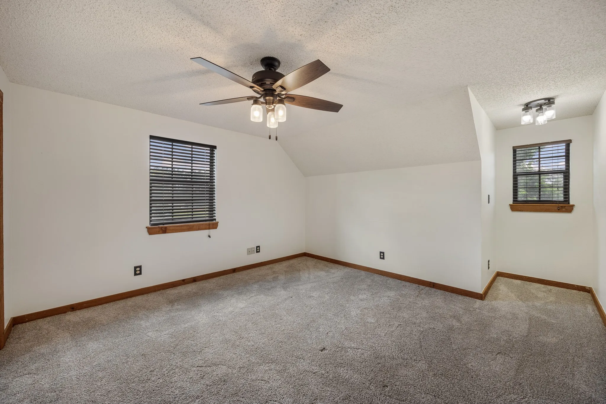 Single Family Residence For Sale in Smith County , 21184 CR 2162, Troup, Texas 75789, 3 Bedroom, 3 Bathroom, Garage spaces, 2,112 Sqft, built in 1995, Preowned, mls#21261783, Real Estate Agent in Troup, Homes For Sale in Smith county, Homes For Sale in Troup, Realtor in Troup Texas, Real Estate Brokerage Independent Realty Texas, Luminita Cordes Realtor