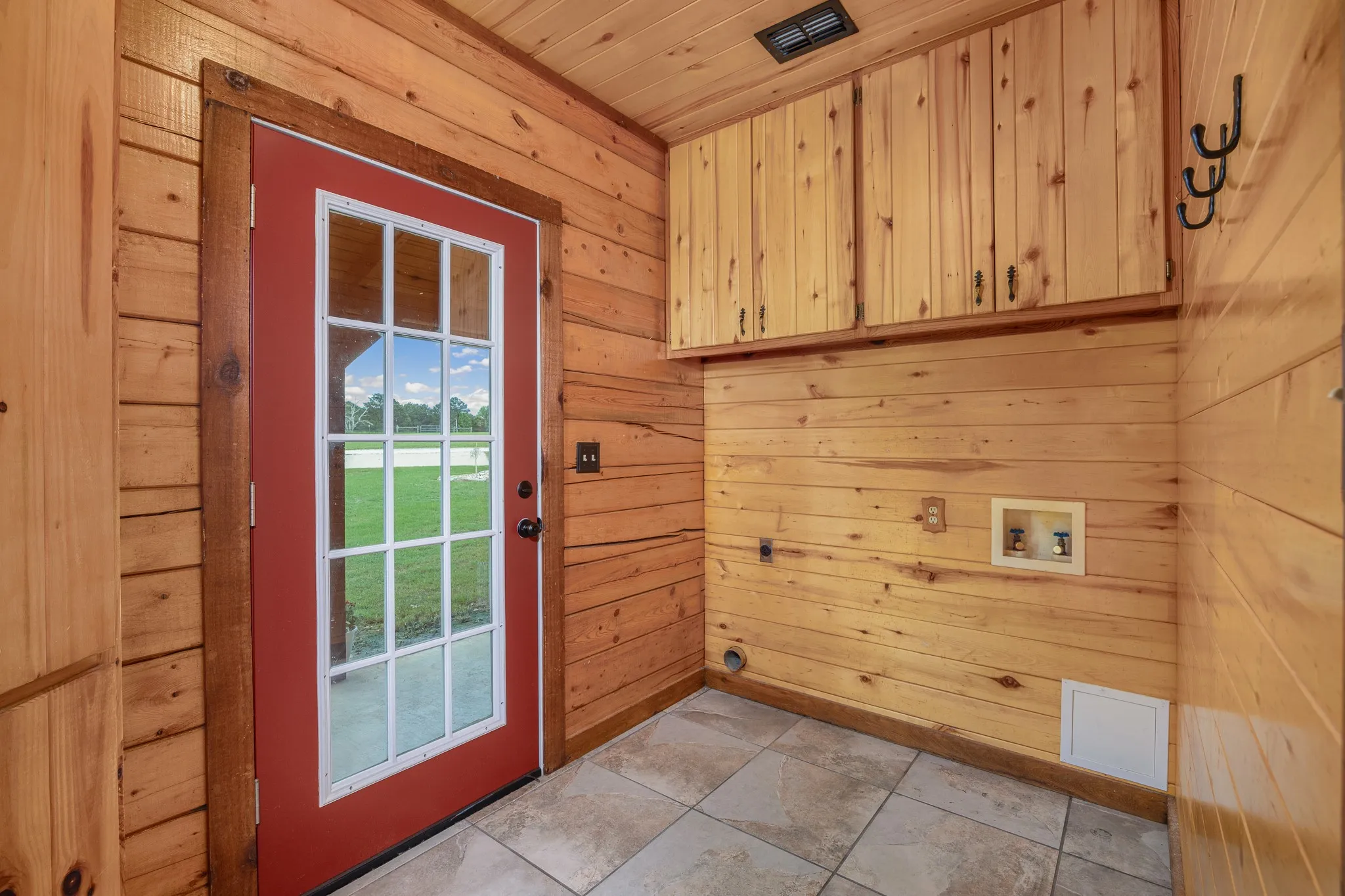 Single Family Residence For Sale in Smith County , 21184 CR 2162, Troup, Texas 75789, 3 Bedroom, 3 Bathroom, Garage spaces, 2,112 Sqft, built in 1995, Preowned, mls#21261783, Real Estate Agent in Troup, Homes For Sale in Smith county, Homes For Sale in Troup, Realtor in Troup Texas, Real Estate Brokerage Independent Realty Texas, Luminita Cordes Realtor