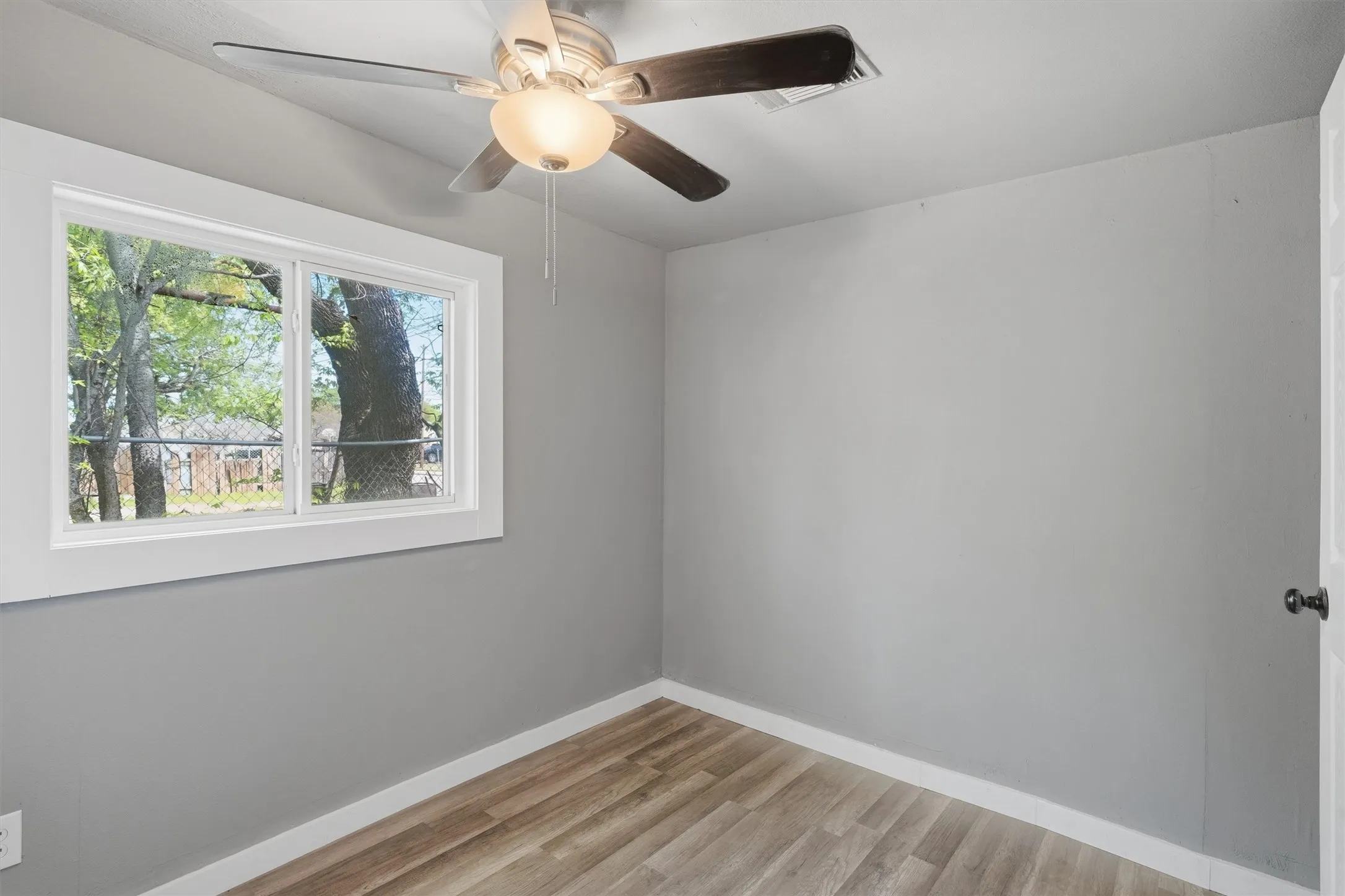 Single Family Residence For Sale in Johnson County , 403 Elmo Street, Cleburne, Texas 76031, 3 Bedroom, 1 Bathroom, Garage spaces, 888 Sqft, built in 1980, mls#21250128, Real Estate Agent in Cleburne, Homes For Sale in Johnson county, Homes For Sale in Cleburne, Realtor in Cleburne Texas, Real Estate Brokerage Independent Realty Texas, Luminita Cordes Realtor