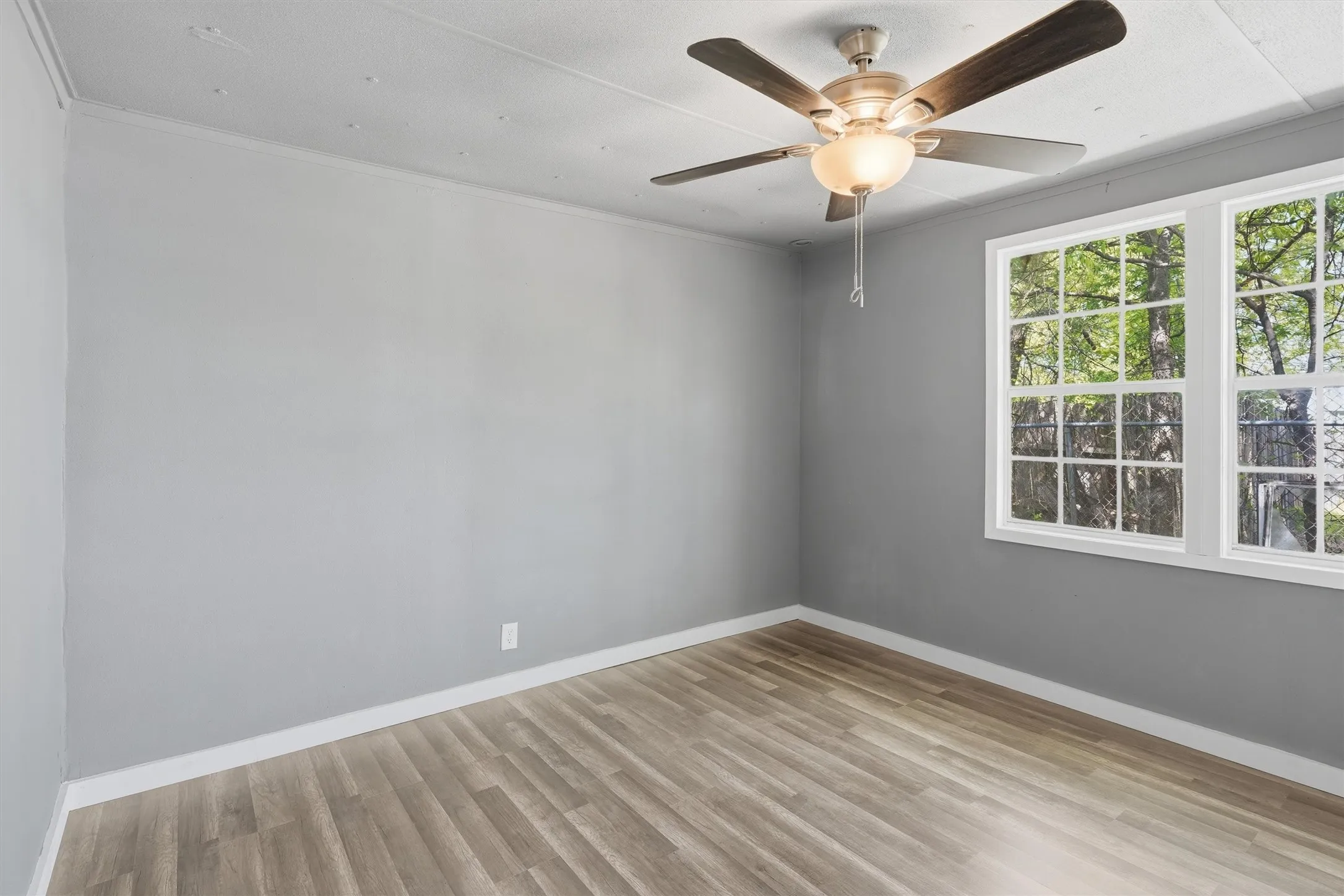 Single Family Residence For Sale in Johnson County , 403 Elmo Street, Cleburne, Texas 76031, 3 Bedroom, 1 Bathroom, Garage spaces, 888 Sqft, built in 1980, mls#21250128, Real Estate Agent in Cleburne, Homes For Sale in Johnson county, Homes For Sale in Cleburne, Realtor in Cleburne Texas, Real Estate Brokerage Independent Realty Texas, Luminita Cordes Realtor