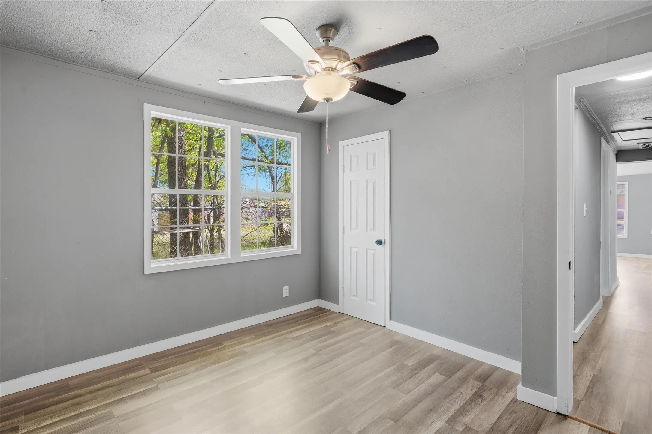 Single Family Residence For Sale in Johnson County , 403 Elmo Street, Cleburne, Texas 76031, 3 Bedroom, 1 Bathroom, Garage spaces, 888 Sqft, built in 1980, mls#21250128, Real Estate Agent in Cleburne, Homes For Sale in Johnson county, Homes For Sale in Cleburne, Realtor in Cleburne Texas, Real Estate Brokerage Independent Realty Texas, Luminita Cordes Realtor