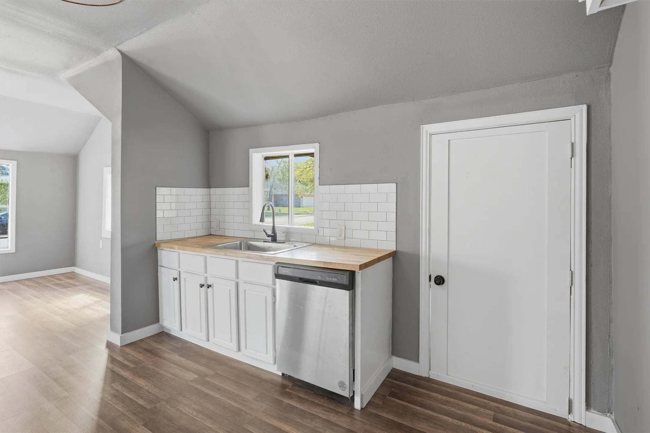 Single Family Residence For Sale in Johnson County , 403 Elmo Street, Cleburne, Texas 76031, 3 Bedroom, 1 Bathroom, Garage spaces, 888 Sqft, built in 1980, mls#21250128, Real Estate Agent in Cleburne, Homes For Sale in Johnson county, Homes For Sale in Cleburne, Realtor in Cleburne Texas, Real Estate Brokerage Independent Realty Texas, Luminita Cordes Realtor