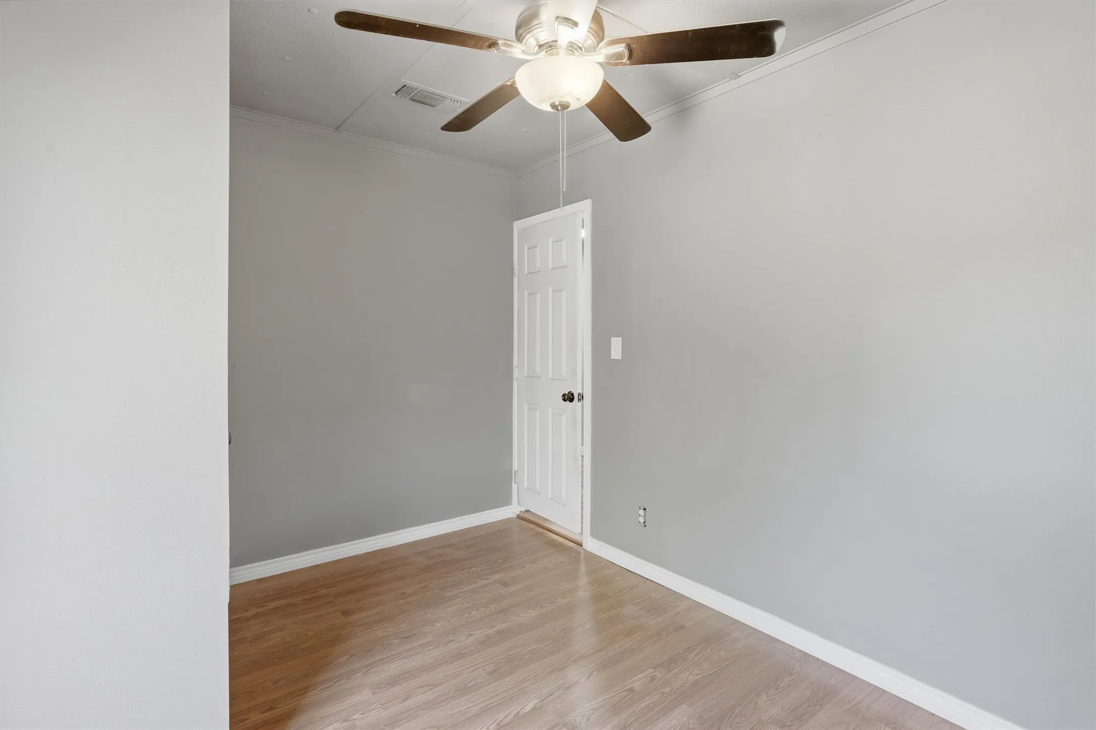 Single Family Residence For Sale in Johnson County , 403 Elmo Street, Cleburne, Texas 76031, 3 Bedroom, 1 Bathroom, Garage spaces, 888 Sqft, built in 1980, mls#21250128, Real Estate Agent in Cleburne, Homes For Sale in Johnson county, Homes For Sale in Cleburne, Realtor in Cleburne Texas, Real Estate Brokerage Independent Realty Texas, Luminita Cordes Realtor