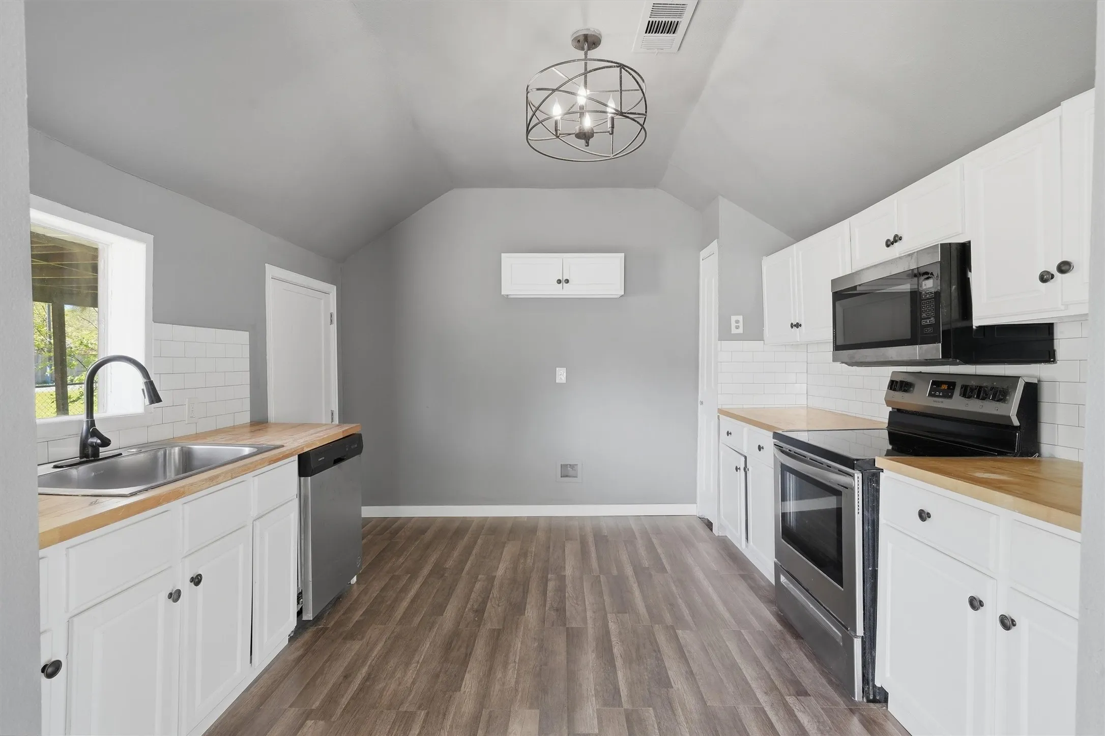 Single Family Residence For Sale in Johnson County , 403 Elmo Street, Cleburne, Texas 76031, 3 Bedroom, 1 Bathroom, Garage spaces, 888 Sqft, built in 1980, mls#21250128, Real Estate Agent in Cleburne, Homes For Sale in Johnson county, Homes For Sale in Cleburne, Realtor in Cleburne Texas, Real Estate Brokerage Independent Realty Texas, Luminita Cordes Realtor