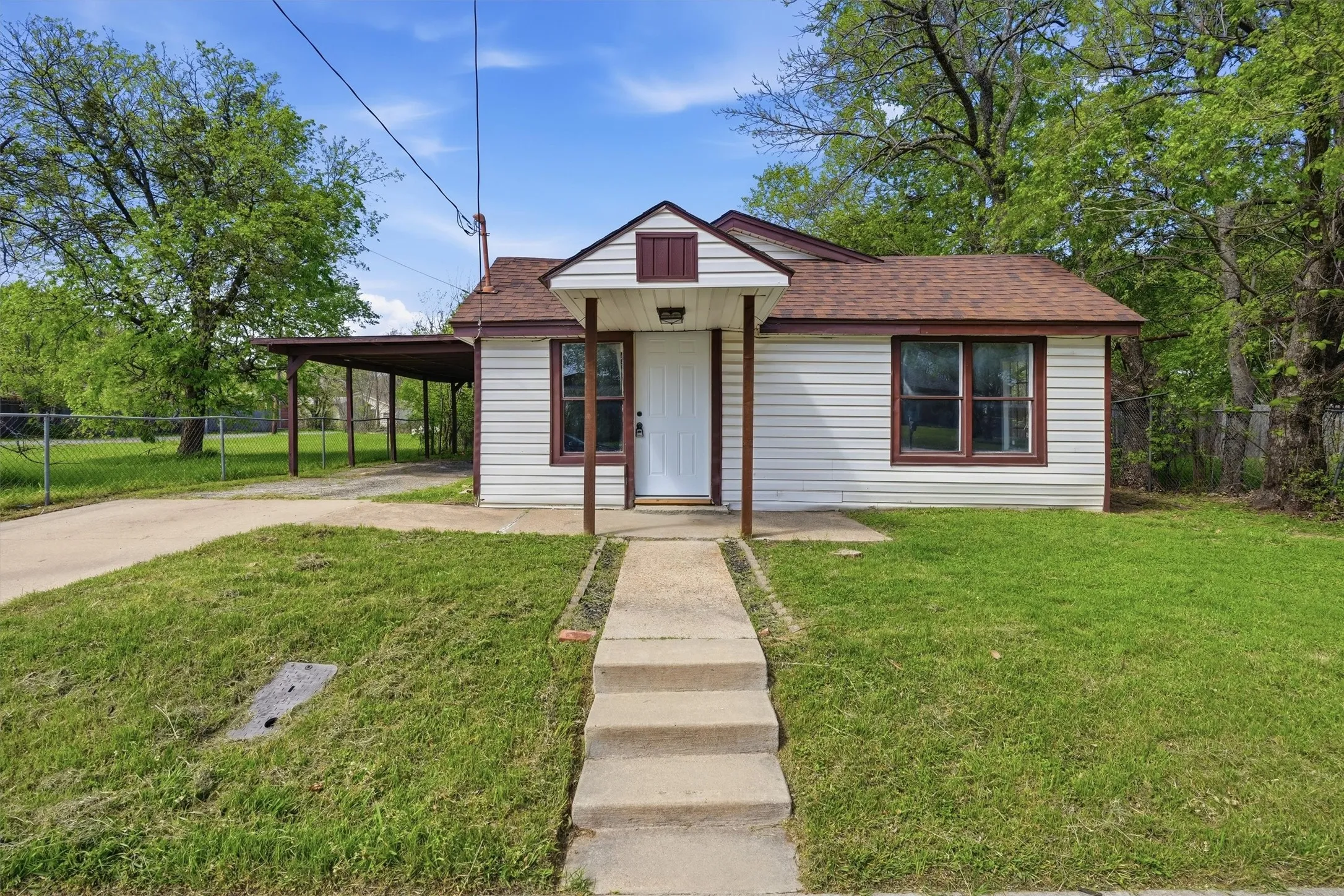 Single Family Residence For Sale in Johnson County , 403 Elmo Street, Cleburne, Texas 76031, 3 Bedroom, 1 Bathroom, Garage spaces, 888 Sqft, built in 1980, mls#21250128, Real Estate Agent in Cleburne, Homes For Sale in Johnson county, Homes For Sale in Cleburne, Realtor in Cleburne Texas, Real Estate Brokerage Independent Realty Texas, Luminita Cordes Realtor
