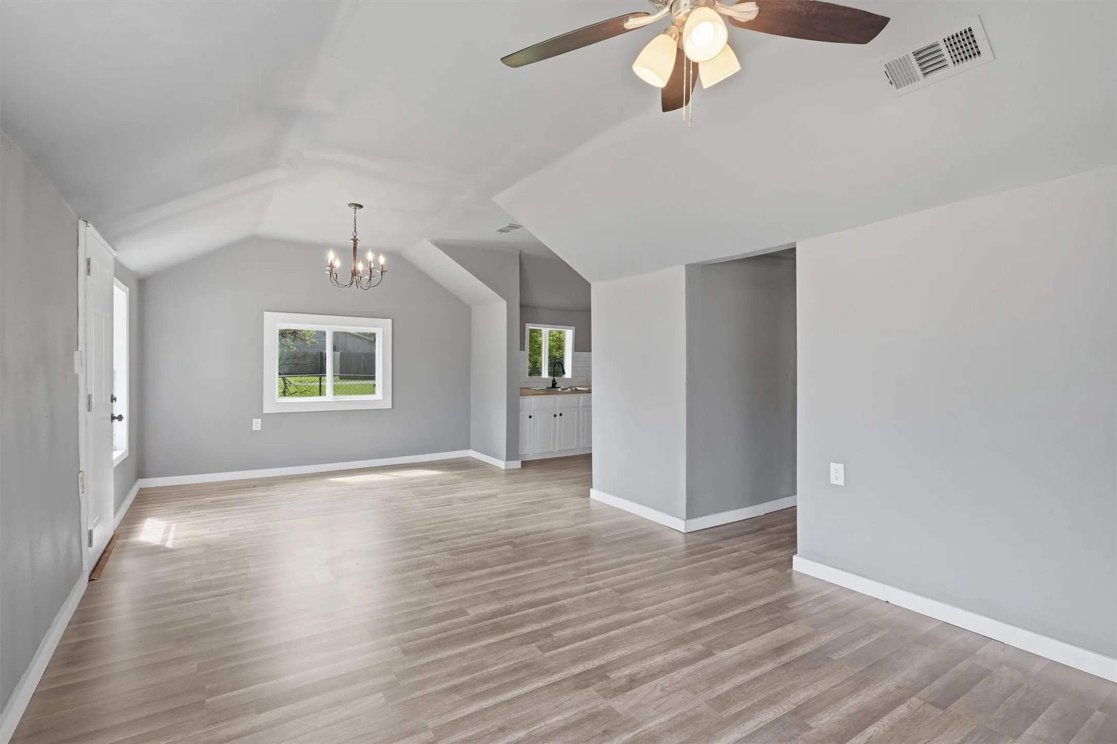 Single Family Residence For Sale in Johnson County , 403 Elmo Street, Cleburne, Texas 76031, 3 Bedroom, 1 Bathroom, Garage spaces, 888 Sqft, built in 1980, mls#21250128, Real Estate Agent in Cleburne, Homes For Sale in Johnson county, Homes For Sale in Cleburne, Realtor in Cleburne Texas, Real Estate Brokerage Independent Realty Texas, Luminita Cordes Realtor