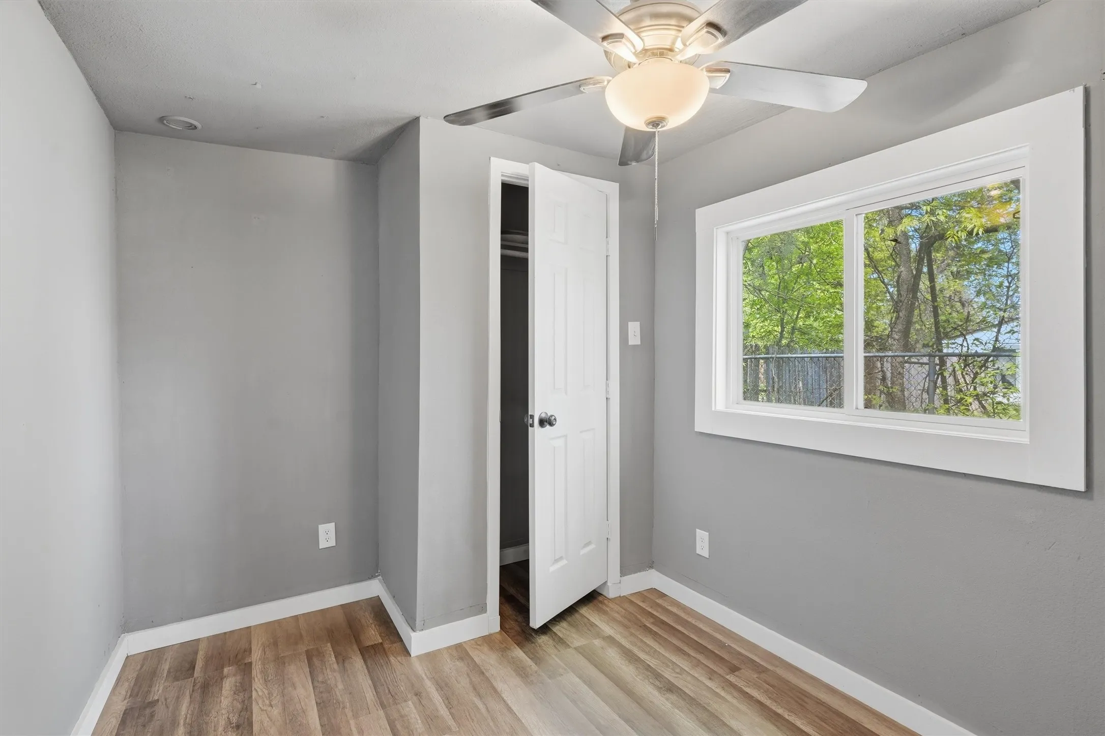 Single Family Residence For Sale in Johnson County , 403 Elmo Street, Cleburne, Texas 76031, 3 Bedroom, 1 Bathroom, Garage spaces, 888 Sqft, built in 1980, mls#21250128, Real Estate Agent in Cleburne, Homes For Sale in Johnson county, Homes For Sale in Cleburne, Realtor in Cleburne Texas, Real Estate Brokerage Independent Realty Texas, Luminita Cordes Realtor